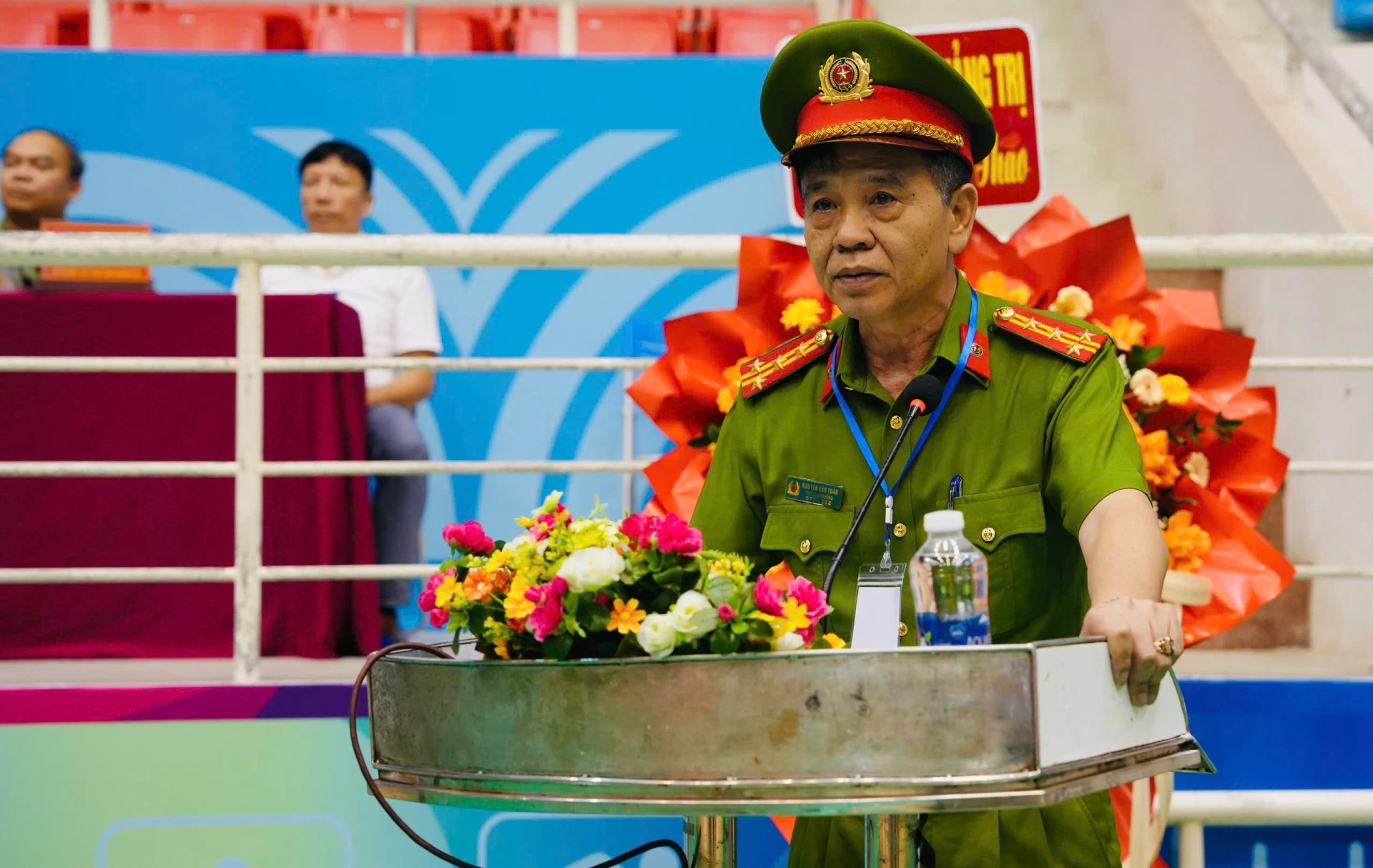 Đại tá Nguyễn Văn Tuấn, Phó Cục trưởng Cục C10 phát biểu chỉ đạo, nhấn mạnh mục tiêu rèn luyện bản lĩnh, sức khỏe cho cán bộ chiến sĩ thông qua hội thao - Ảnh: Mỹ Nhị