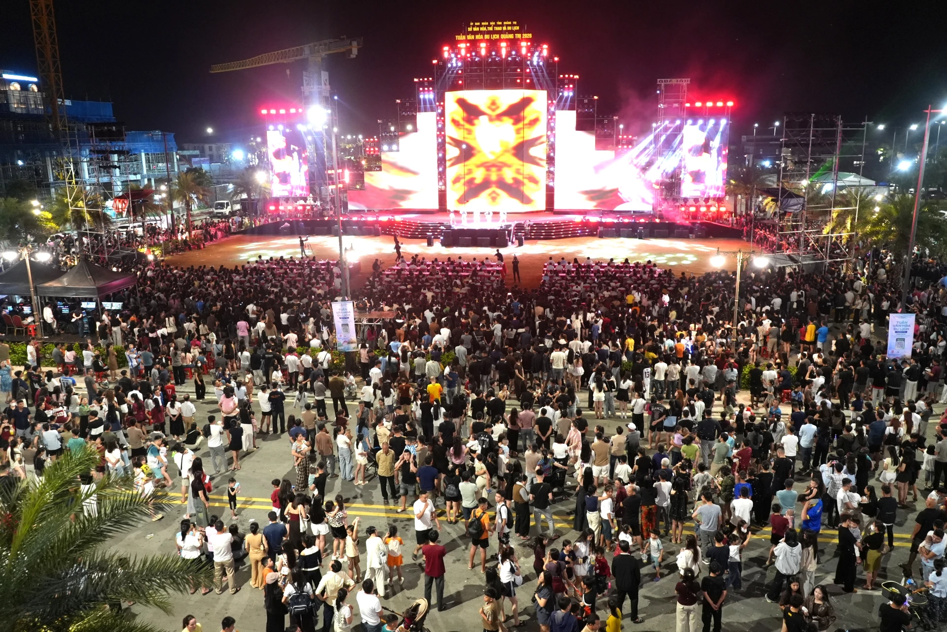 Hàng nghìn người dân và du khách đã tham dự chương trình, tạo nên không khí vui tươi, sôi động - Ảnh: T.Đ