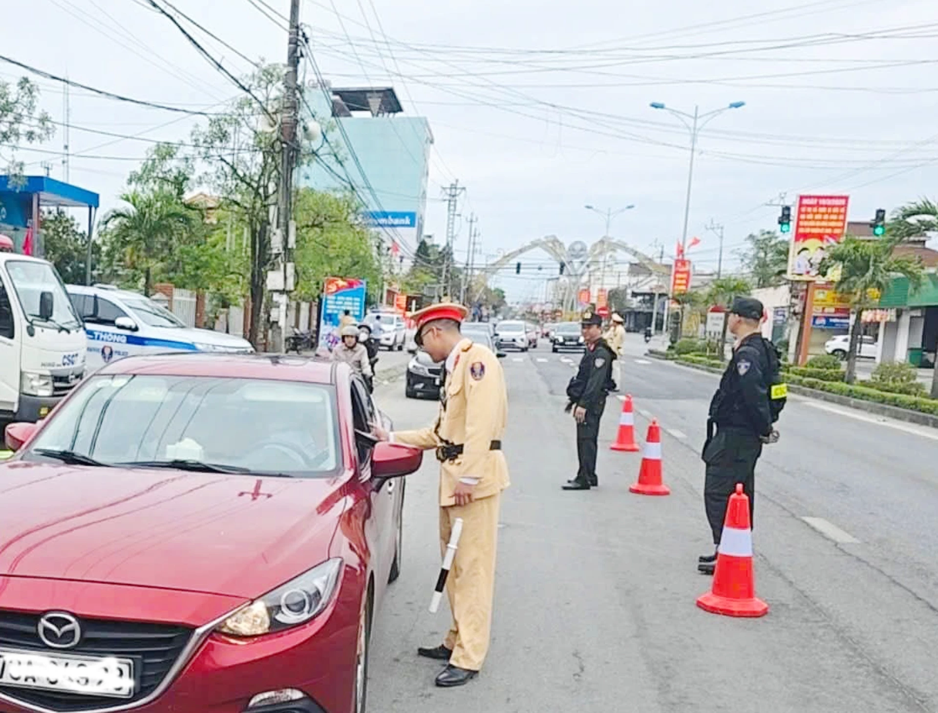 Lực lượng Công an triển khai thực hiện chuyên đề xử lý nồng độ cồn thường xuyên, liên tục - Ảnh: B.T