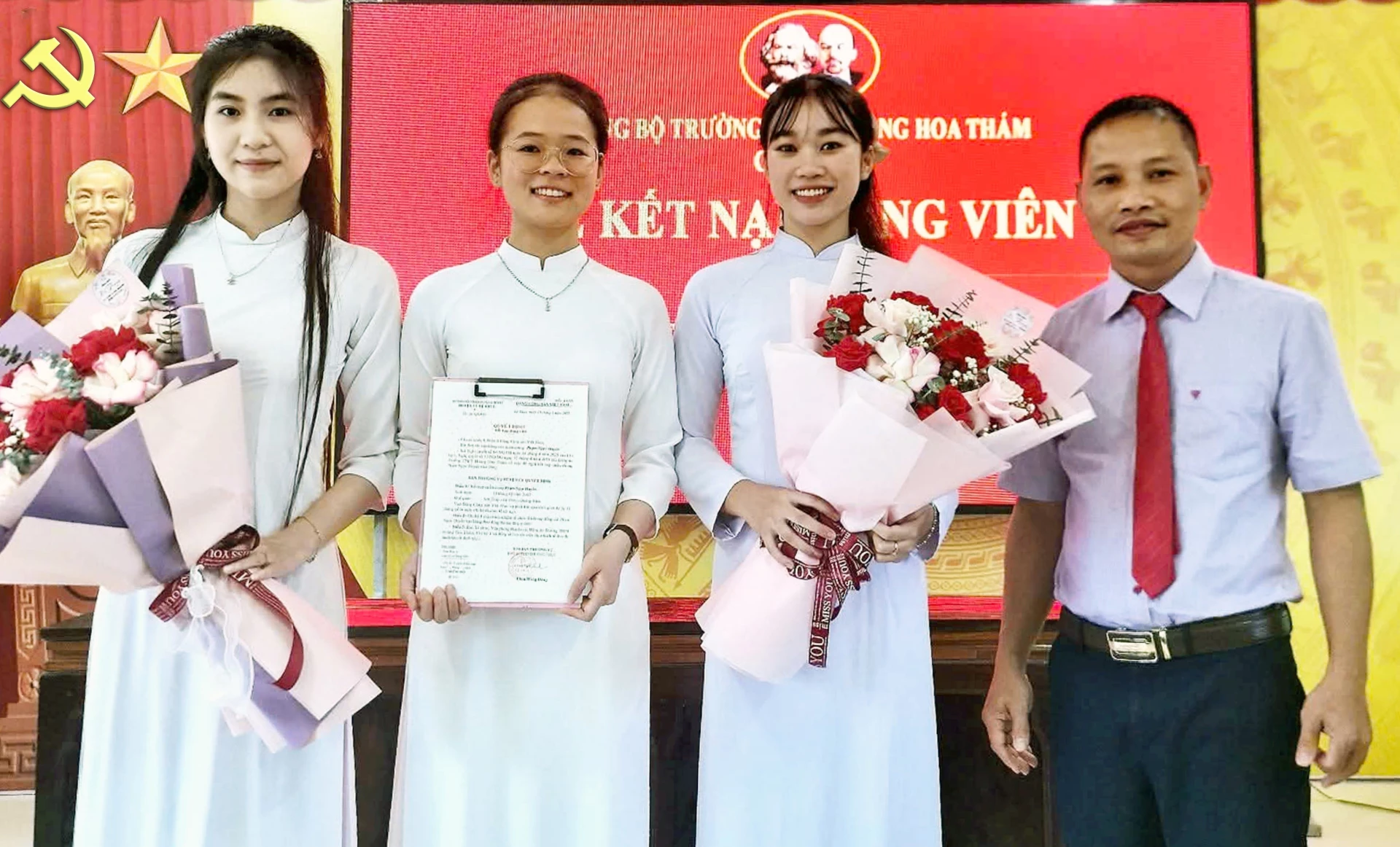 Kết nạp đảng viên tuổi 18 tại Trường THPT Hoàng Hoa Thám - Ảnh: L.Chi