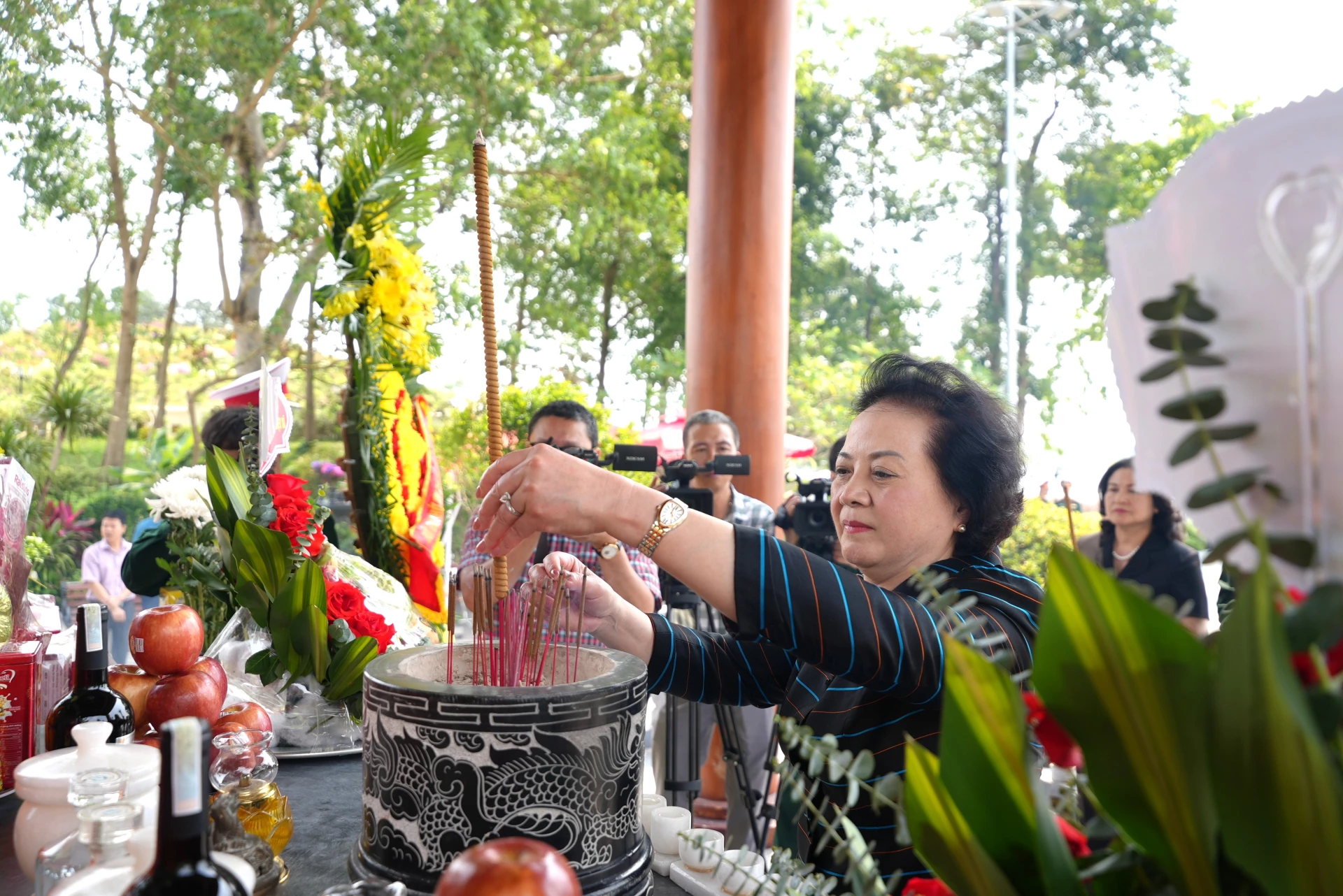 Đồng chí Phạm Thị Thanh Trà, Bí thư Trung ương Đảng, Phó Thủ tướng Chính phủ, Trưởng Ban chỉ đạo quốc gia dâng hương tri ân các anh hùng liệt sĩ - Ảnh: T.Đ