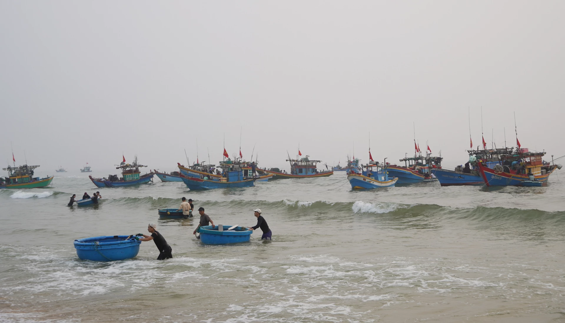 Vào mùa cá Nam, tàu thuyền nhộn nhịp trên biển Nhân Trạch (xã Nam Trạch) - Ảnh: L.M