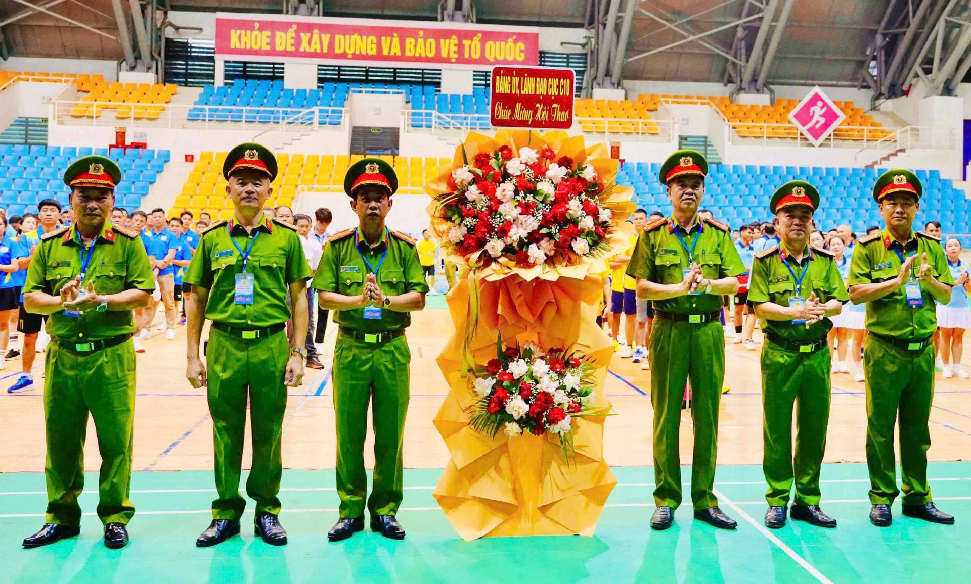 Đại tá Nguyễn Văn Tuấn, Phó Cục trưởng Cục C10 tặng hoa cho các đoàn vận động viên tham gia tranh tài tại hội thao - Ảnh: Mỹ Nhị