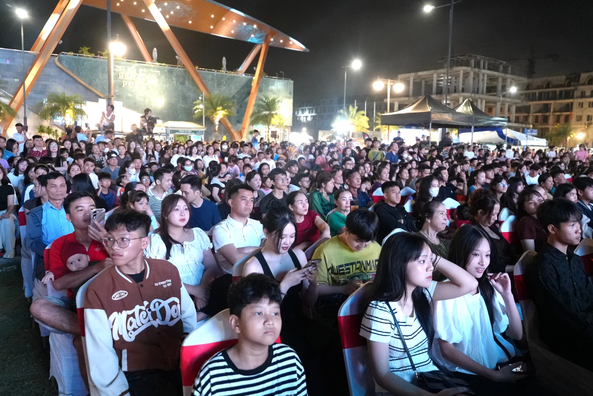 Người dân và du khách có mặt từ sớm để tham dự chương trình - Ảnh: T.Đ