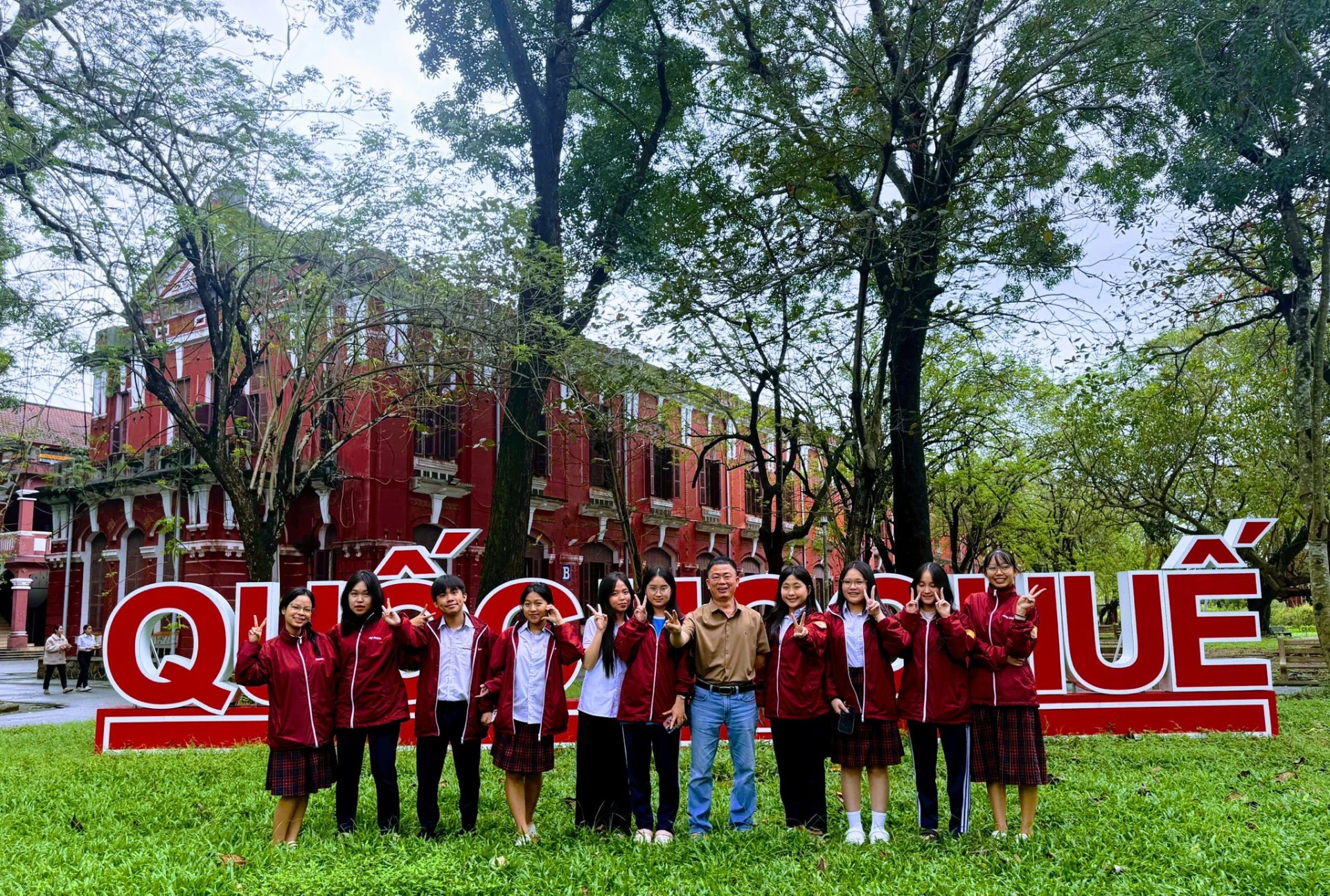 Nhà phê bình văn học Hoàng Đăng Khoa cùng các bạn học sinh đội tuyển quốc gia môn Ngữ văn Trường THPT chuyên Quốc Học-Huế năm học 2025-2026 - Ảnh: NVCC.