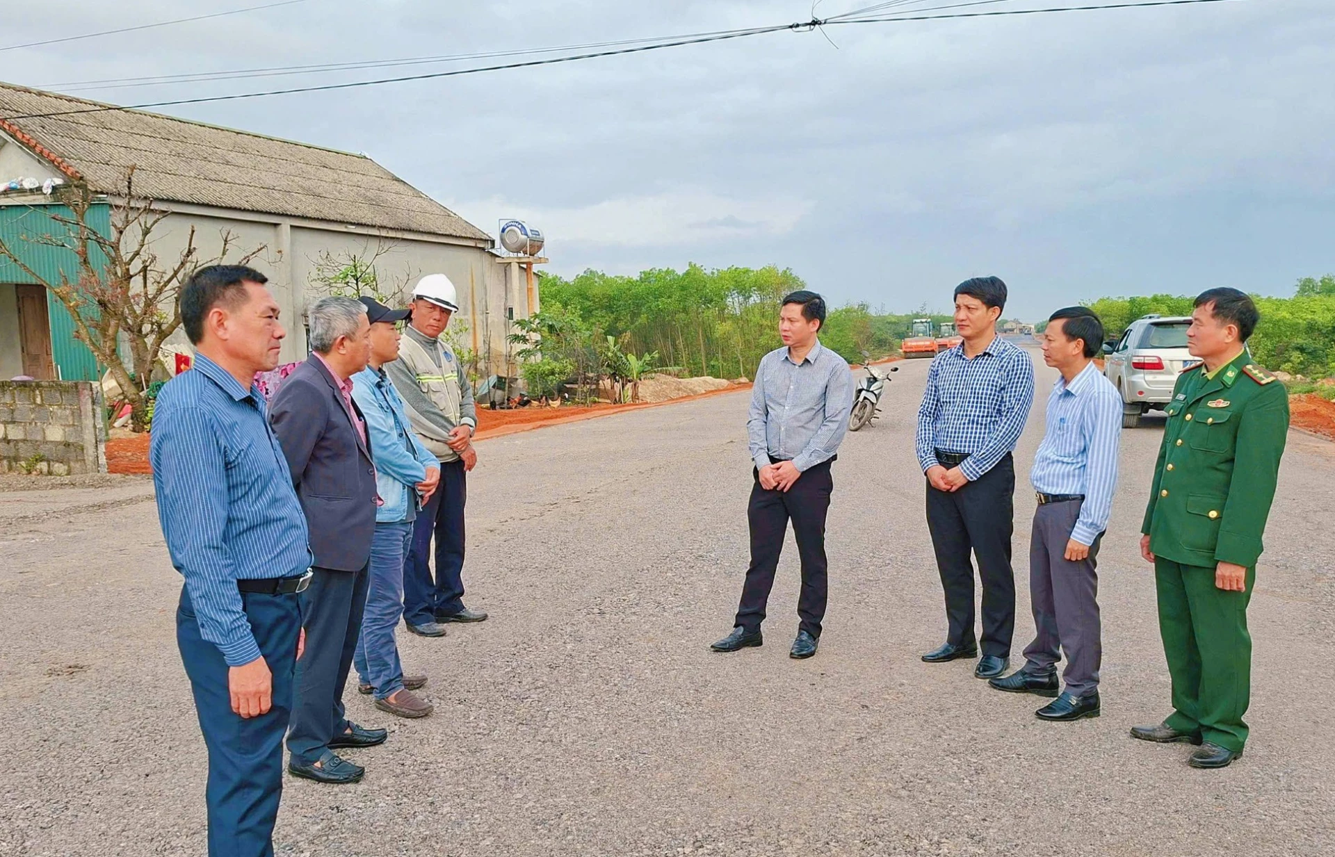 Lãnh đạo xã Sen Ngư kiểm tra thực tế công tác giải phóng mặt bằng dự án thành phần I-đường ven biển - Ảnh: M.N