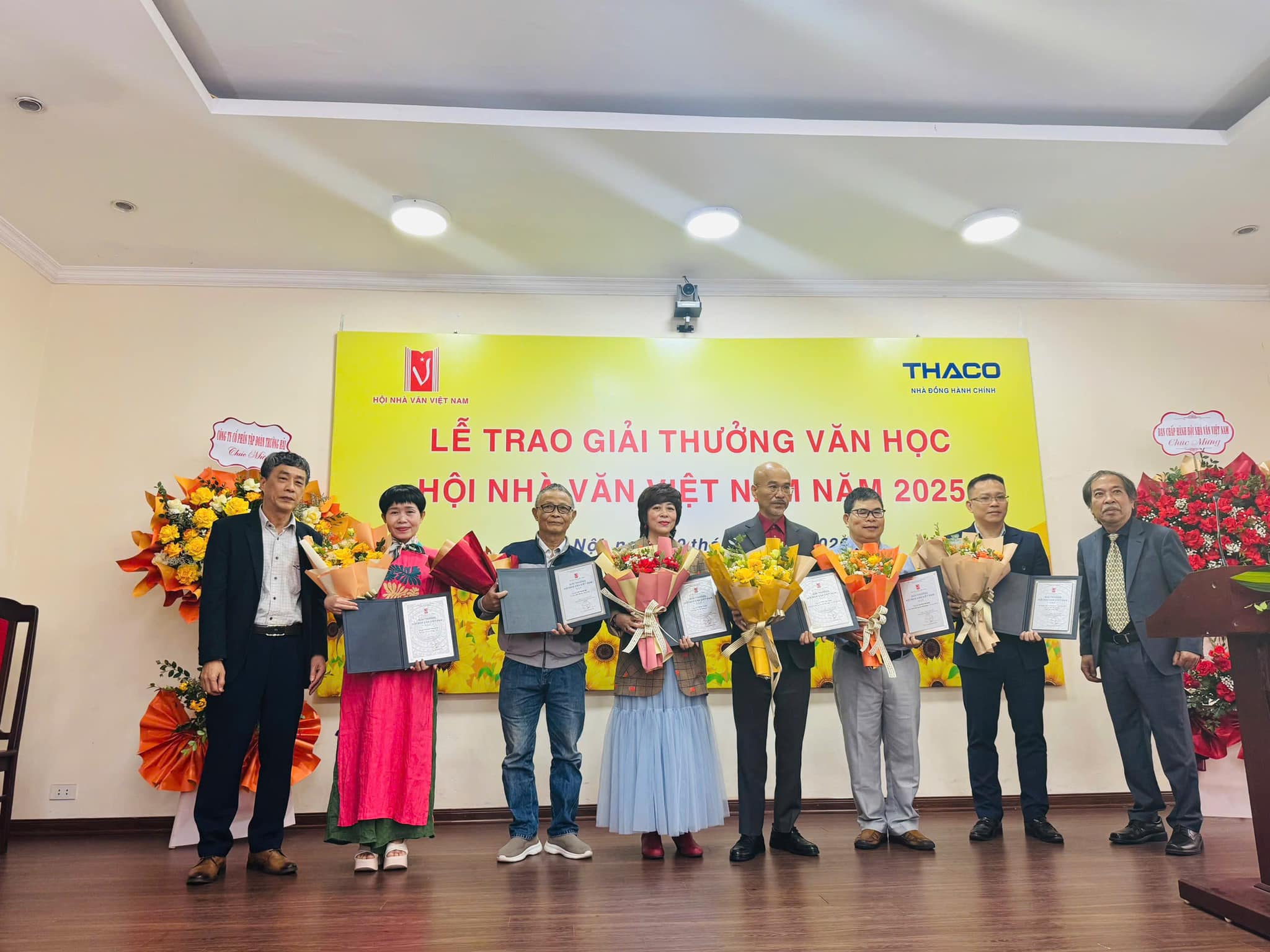 Nhà thơ, nhà phê bình văn học Hoàng Thụy Anh (thứ 2 từ trái sang) nhận giải thưởng Hội Nhà văn Việt Nam năm 2025. Ảnh: NVCC