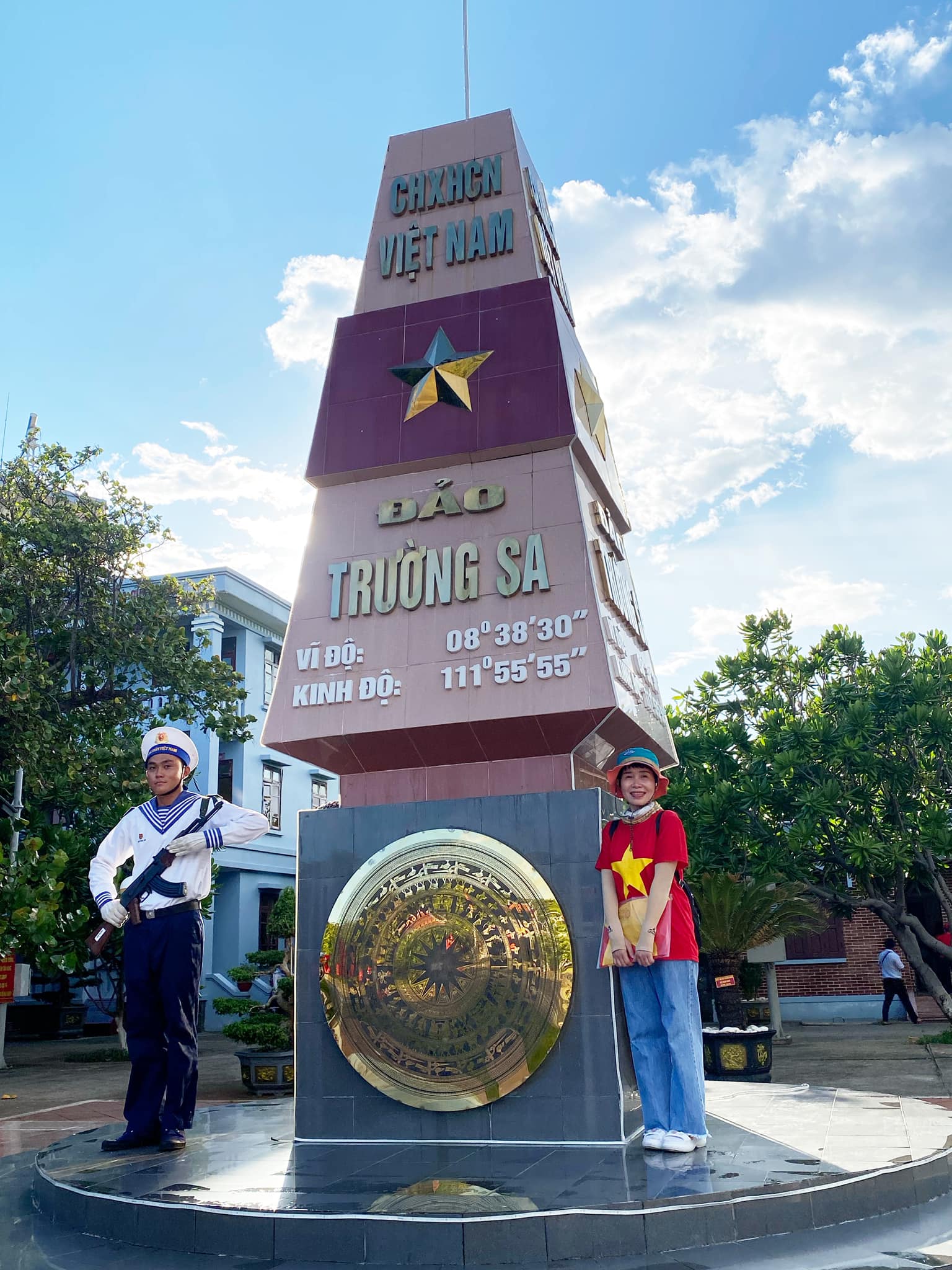 Nhà thơ, nhà phê bình văn học Hoàng Thụy Anh trong chuyến đi Trường Sa. Ảnh: NVCC