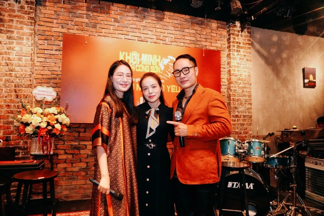 (Từ trái sang) Nhà báo Hạnh An An, Nghệ sỹ Ưu tú Lan Anh và ca sỹ Khôi Minh. (Ảnh: PV/Vietnam+)