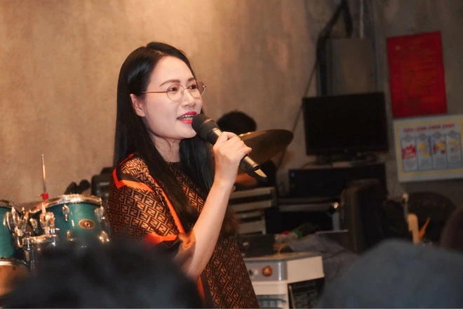 Nhà báo Hạnh An An là người dẫn chuyện trong rất nhiều đêm nhạc Trịnh. (Ảnh: PV/Vietnam+)