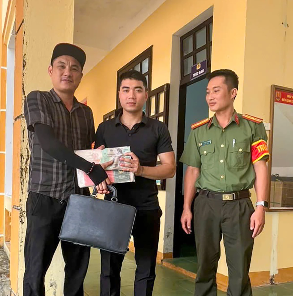 Trao trả tài sản cho người dân đánh rơi - Ảnh: N.H