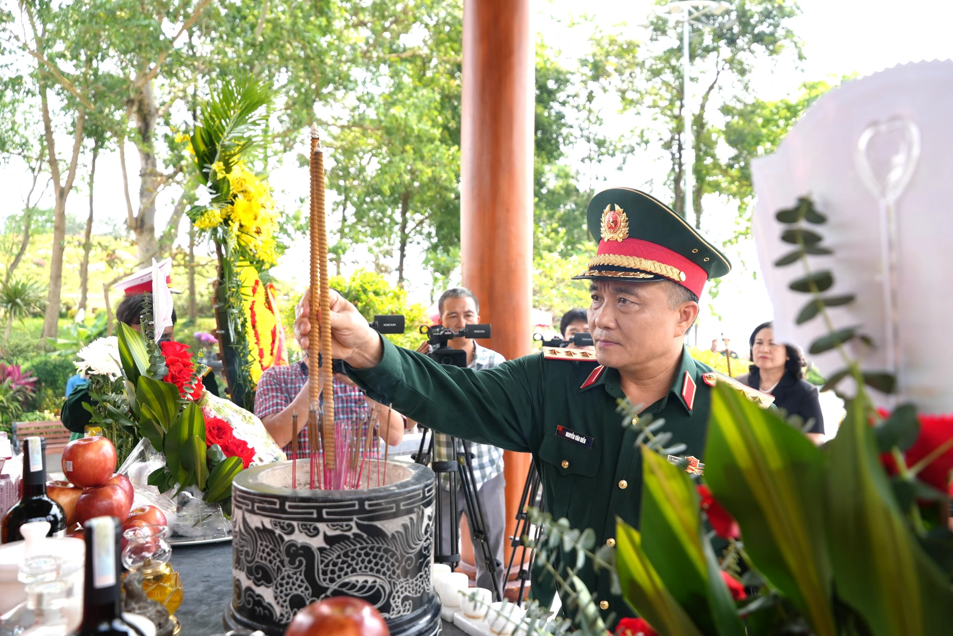 Đồng chí Thượng tướng Nguyễn Văn Hiền, Thứ trưởng Bộ Quốc phòng dâng hương tri ân các anh hùng liệt sĩ - Ảnh: T.Đ