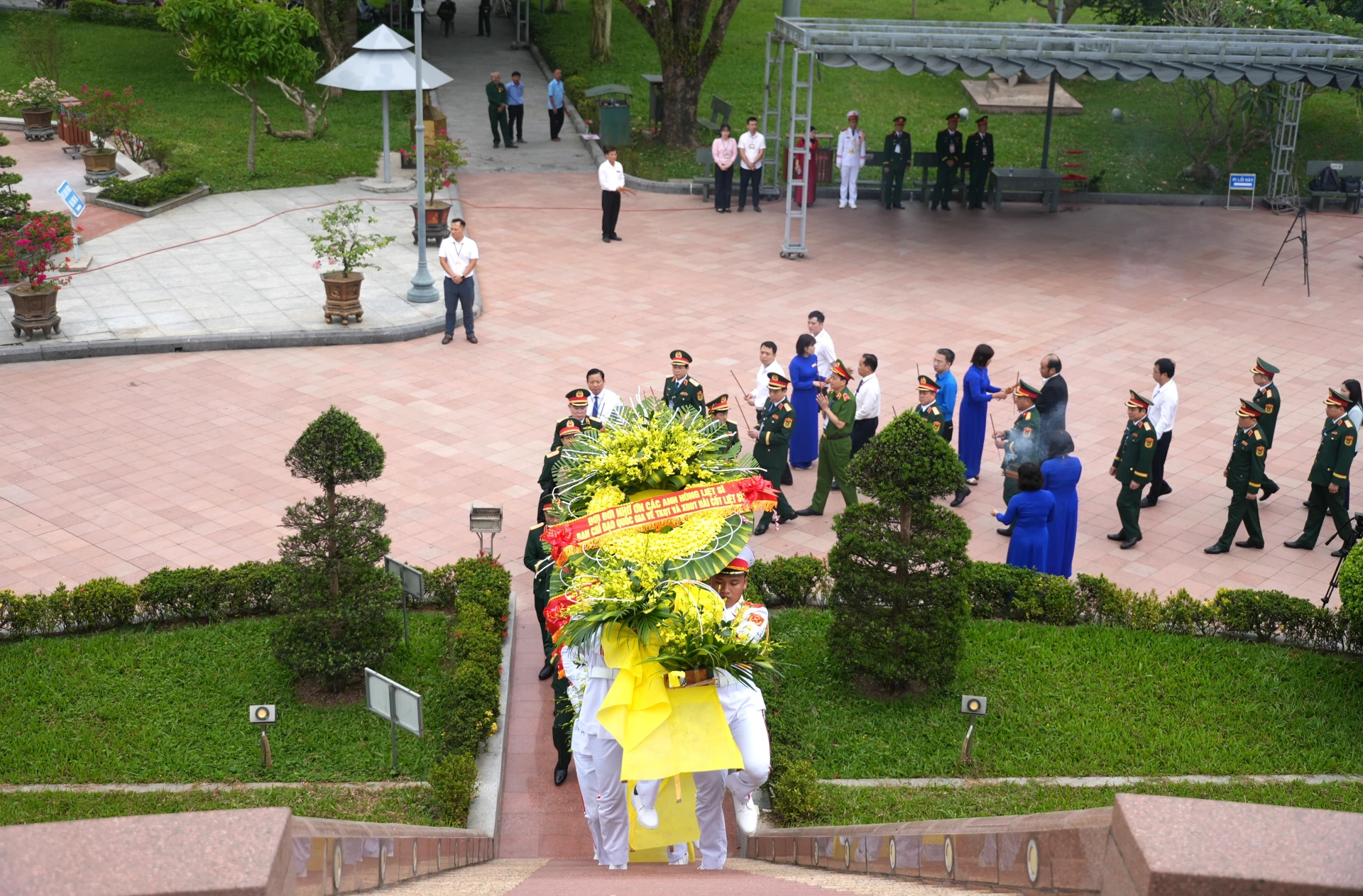 Đoàn đại biểu Ban chỉ đạo Quốc gia về tìm kiếm, quy tập và xác định danh tính hài cốt liệt sĩ dâng hương tại Thành cổ Quảng Trị - Ảnh: T.Đ