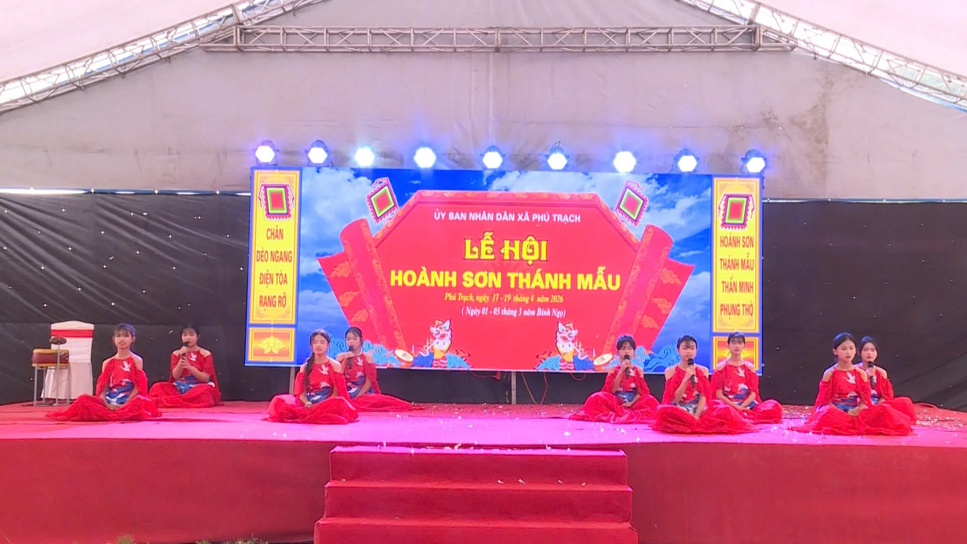 Câu lạc bộ hát Kiều Quảng Kim trình diễn các tiết mục
hát ca trù, hát kiều - Ảnh: Minh Ánh