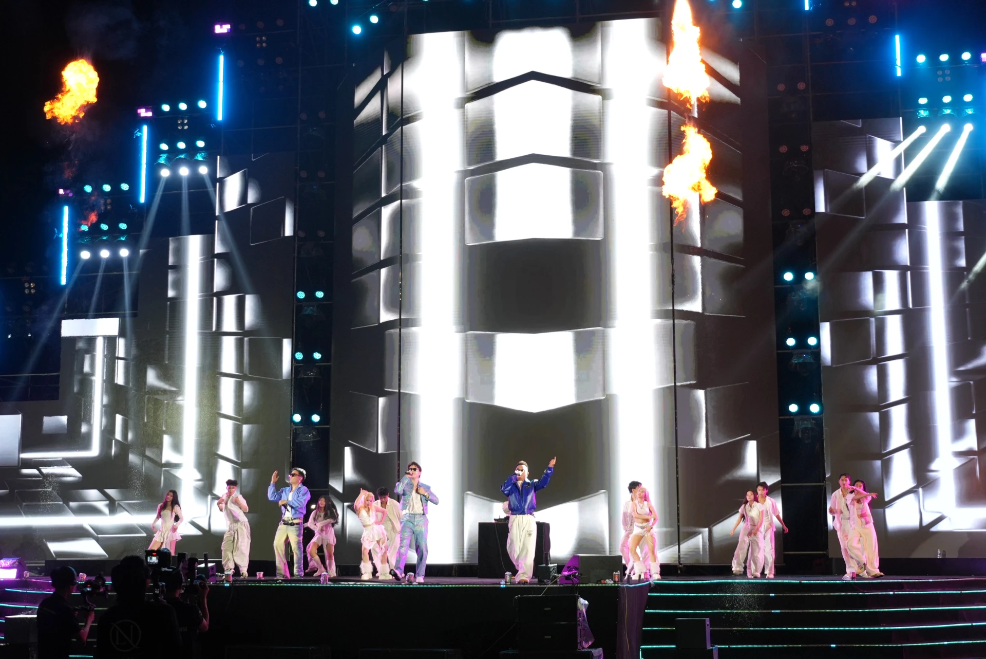 Chương trình có dự tham gia biểu diễn của nhiều ca sĩ, nghệ sĩ nổi tiếng - Ảnh: T.Đ