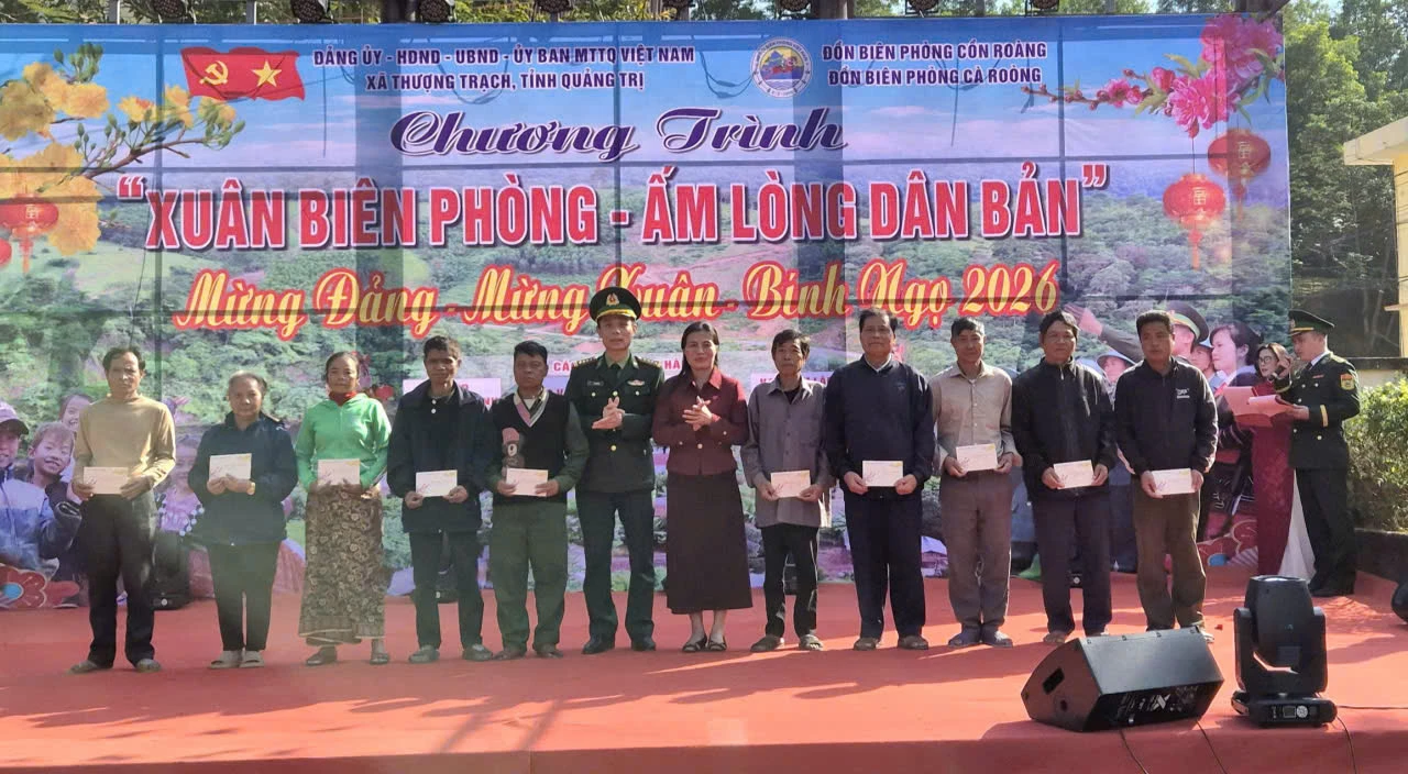 Cấp ủy, chính quyền, Ủy ban MTTQVN xã Thượng Trạch phối hợp với Đồn Biên phòng Cồn Roàng và Đồn Biên phòng Cà Roòng tổ chức chương trình Xuân Biên phòng-Ấm lòng dân bản năm 2026 - Ảnh: P.T