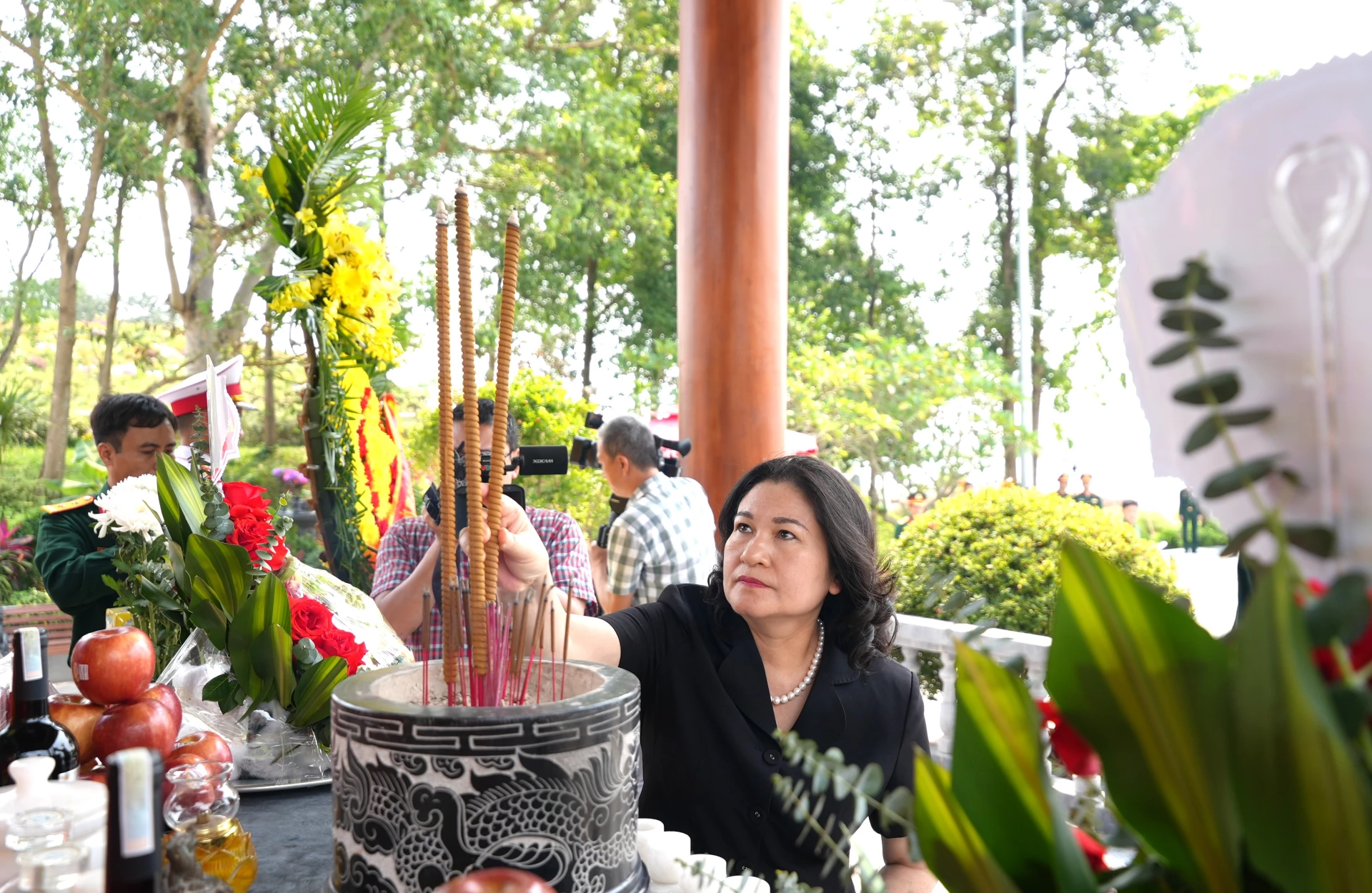 Đồng chí Nguyễn Thị Hà, Thứ trưởng Bộ Nội vụ dâng hương tri ân các anh hùng liệt sĩ - Ảnh: T.Đ