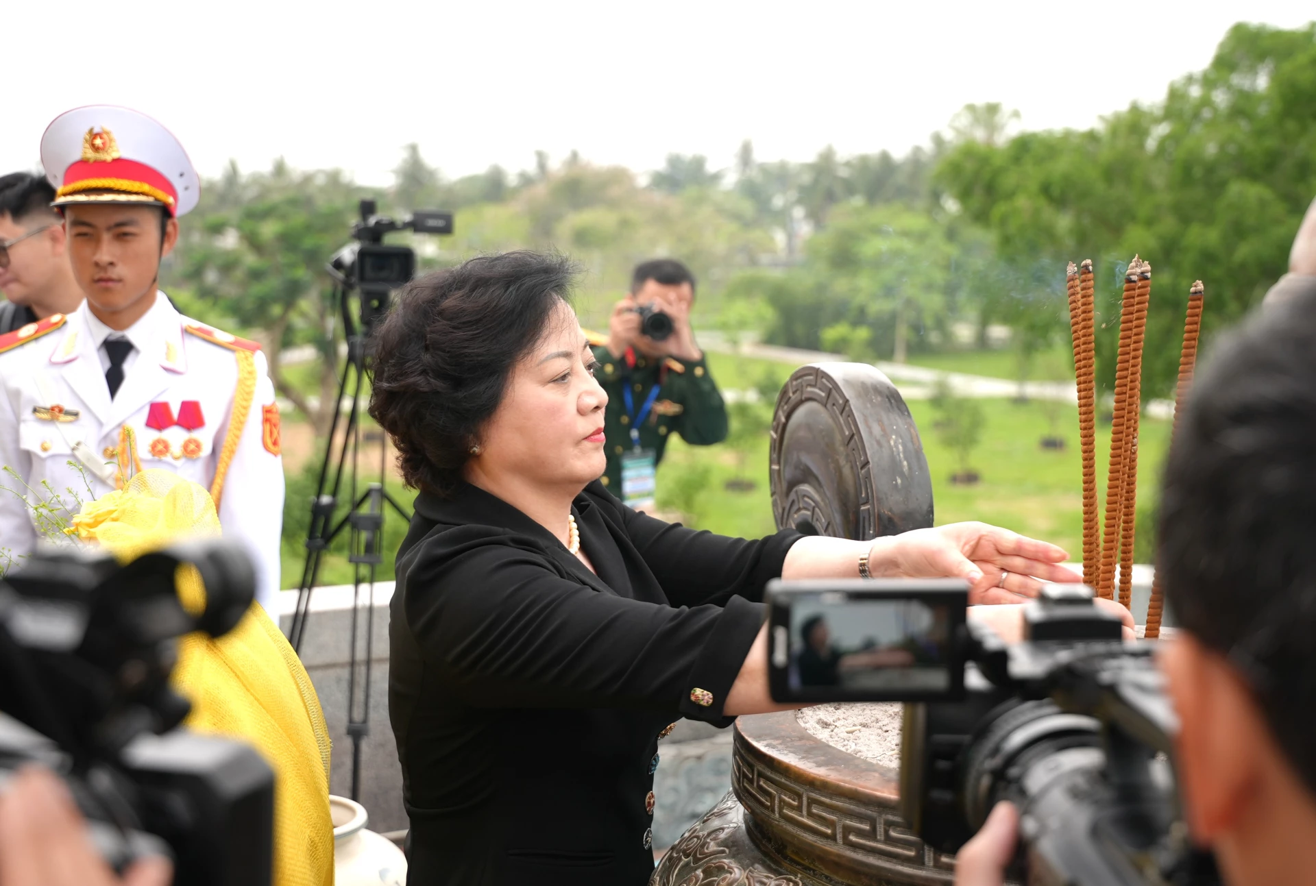 Đồng chí Phạm Thị Thanh Trà, Bí thư Trung ương Đảng, Phó Thủ tướng Chính phủ dâng hương tại Thành cổ Quảng Trị - Ảnh: T.Đ