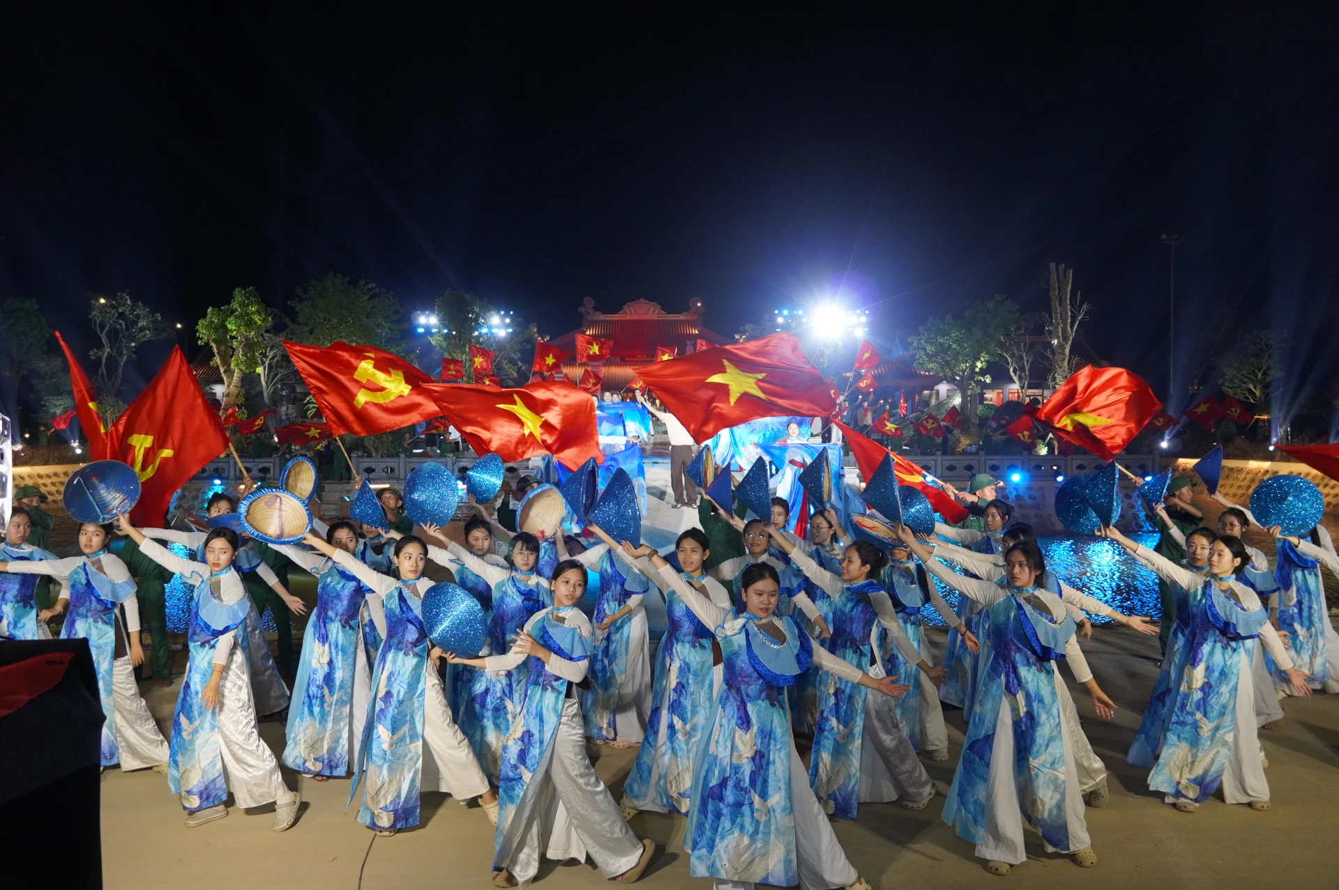 Các tiết mục nghệ thuật đặc sắc tại chương trình - Ảnh: X.P