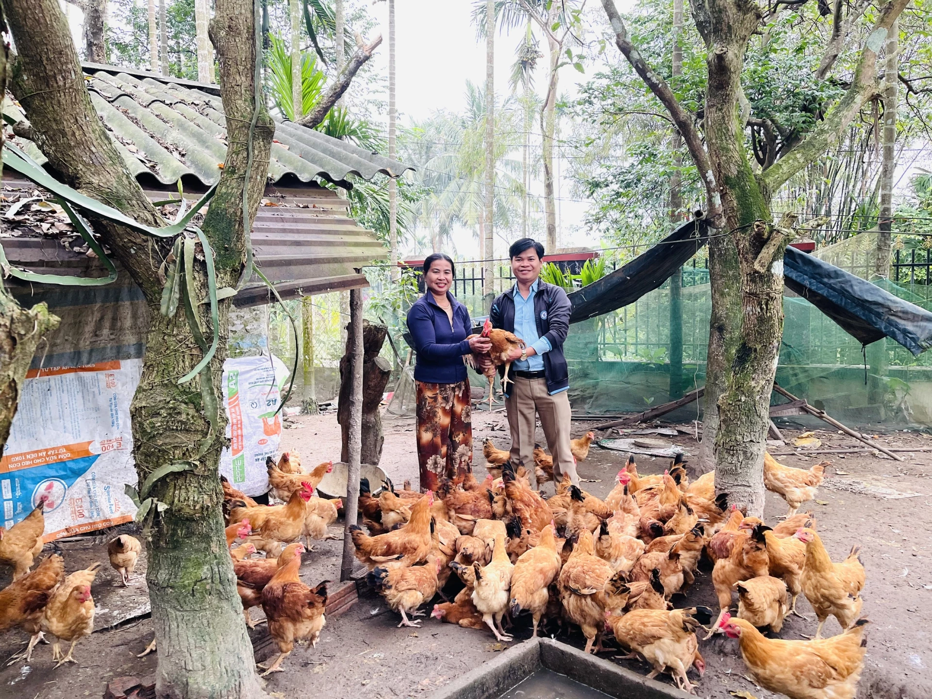 Anh Phan Việt Toàn hướng dẫn cách phòng bệnh chăn nuôi cho người dân - Ảnh: Đ.V