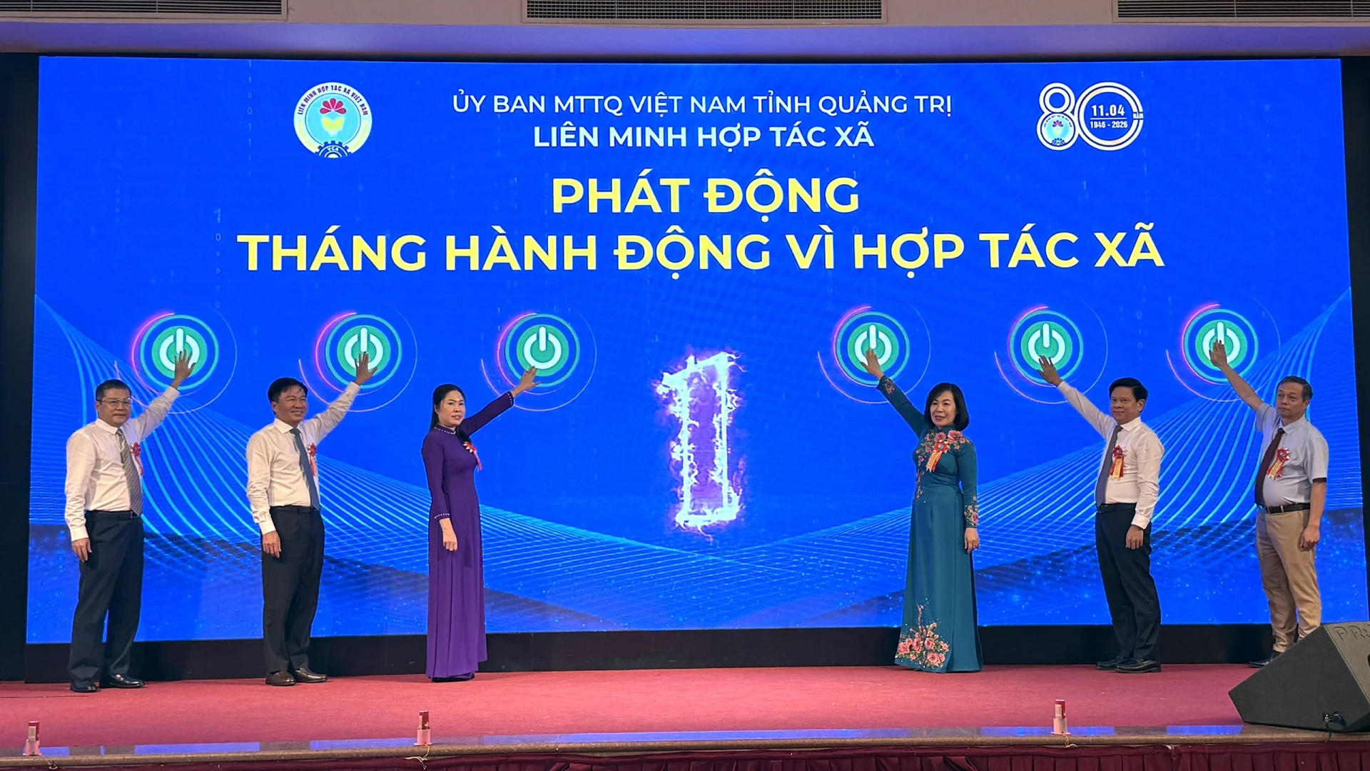 Các đồng chí lãnh đạo tỉnh và Liên minh HTX phát động - Ảnh: NL