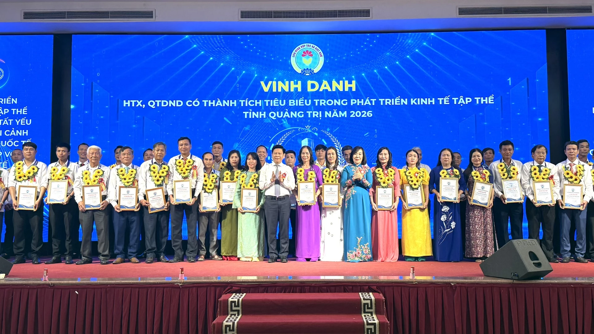 80 HTX, Quỹ tín dụng tiêu biểu được tôn vinh tại buổi lễ - Ảnh: NL