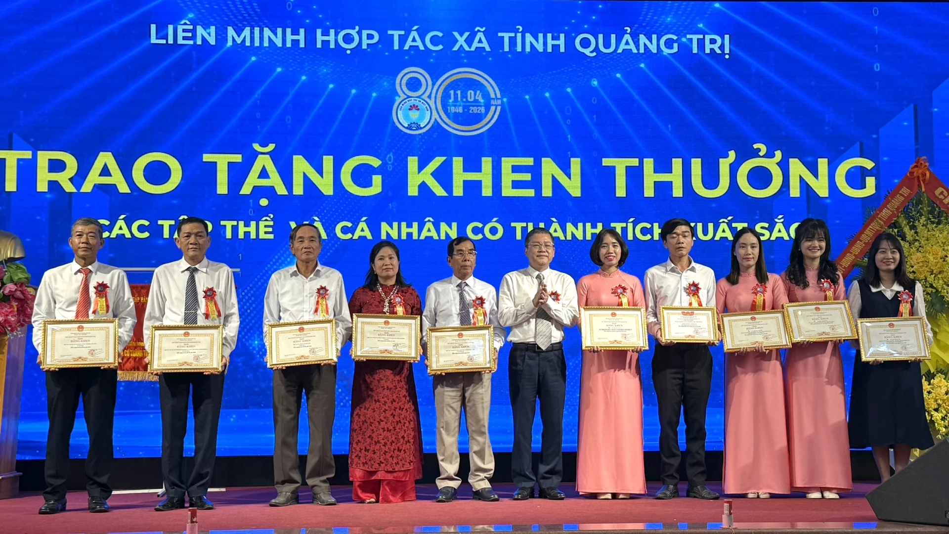 Trao Bằng khen của Chủ tịch UBND tỉnh cho các tập thể và cá nhân có thành tích xuất sắc - Ảnh: NL