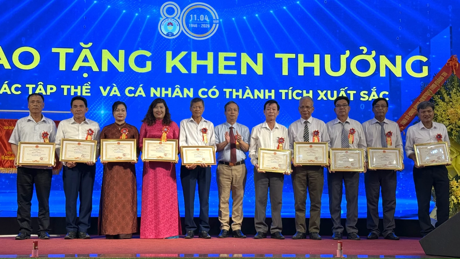 Các đồng chí lãnh đạo tỉnh trao Bằng khen của Chủ tịch UBND tỉnh cho các tập thể và cá nhân có thành tích xuất sắc - Ảnh: NL