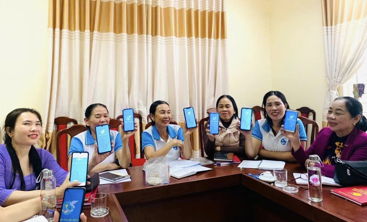 Phụ nữ Quảng Trị tích cực tham gia phong trào Bình dân học vụ số. Ảnh: NVCC
