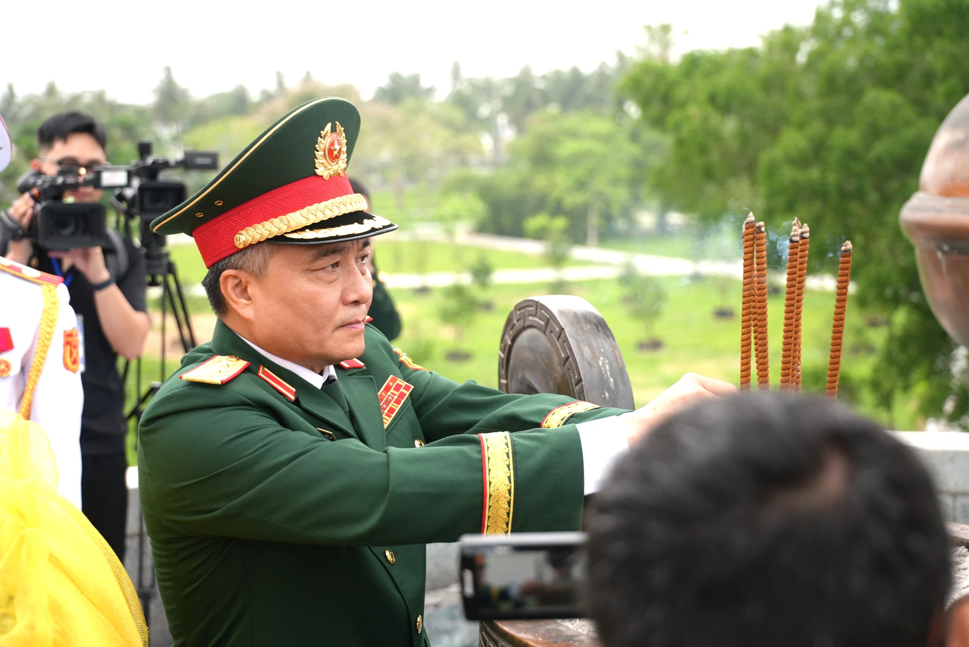 Thượng tướng Nguyễn Văn Hiền, Thứ trưởng Bộ Quốc phòng dâng hương tại Thành cổ Quảng Trị - Ảnh: T.Đ  