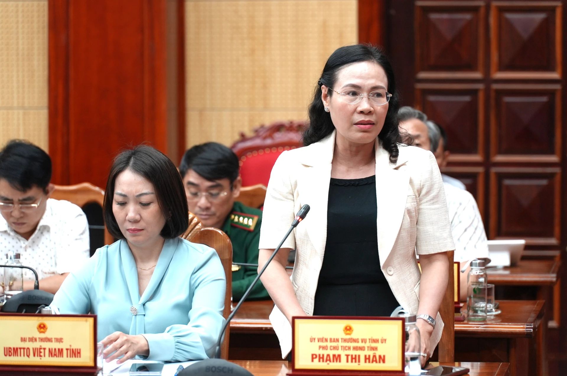 Đồng chí Phạm Thị Hân, Phó Chủ tịch Thường trực HĐND tỉnh phát biểu tại phiên họp - Ảnh: T.Đ