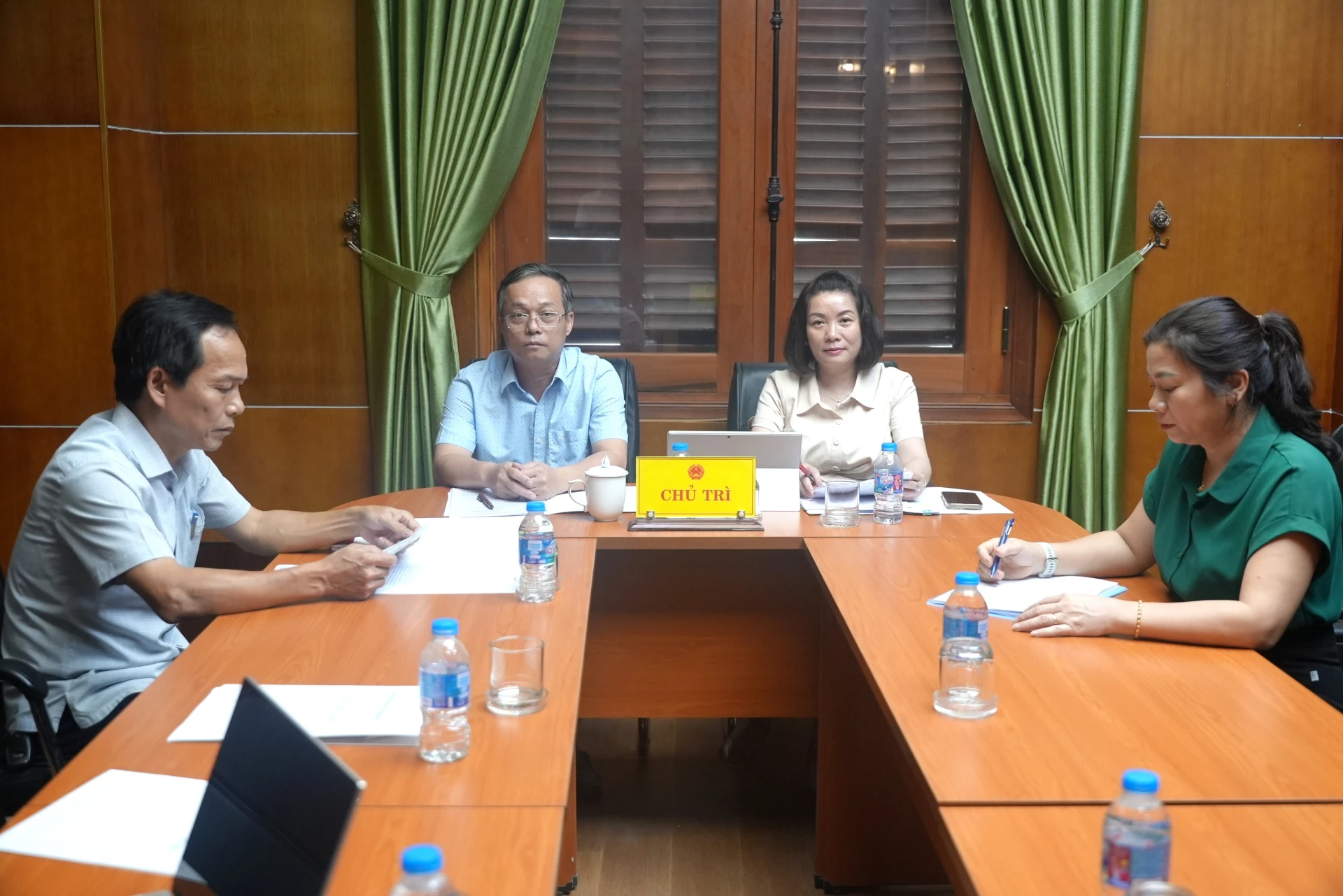 Đồng chí Nguyễn Minh Tâm, Phó Trưởng đoàn chuyên trách Đoàn ĐBQH tỉnh và đồng chí Nguyễn Trần Huy, Phó Chủ HĐND tỉnh chủ trì phiên tiếp công dân - Ảnh: T.Đ

