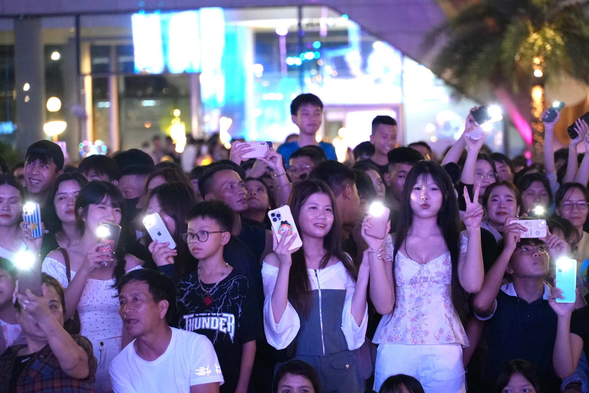 Người dân và du khách hào hứng khi thưởng thức các tiết mục nghệ thuật đặc sắc - Ảnh: T.Đ