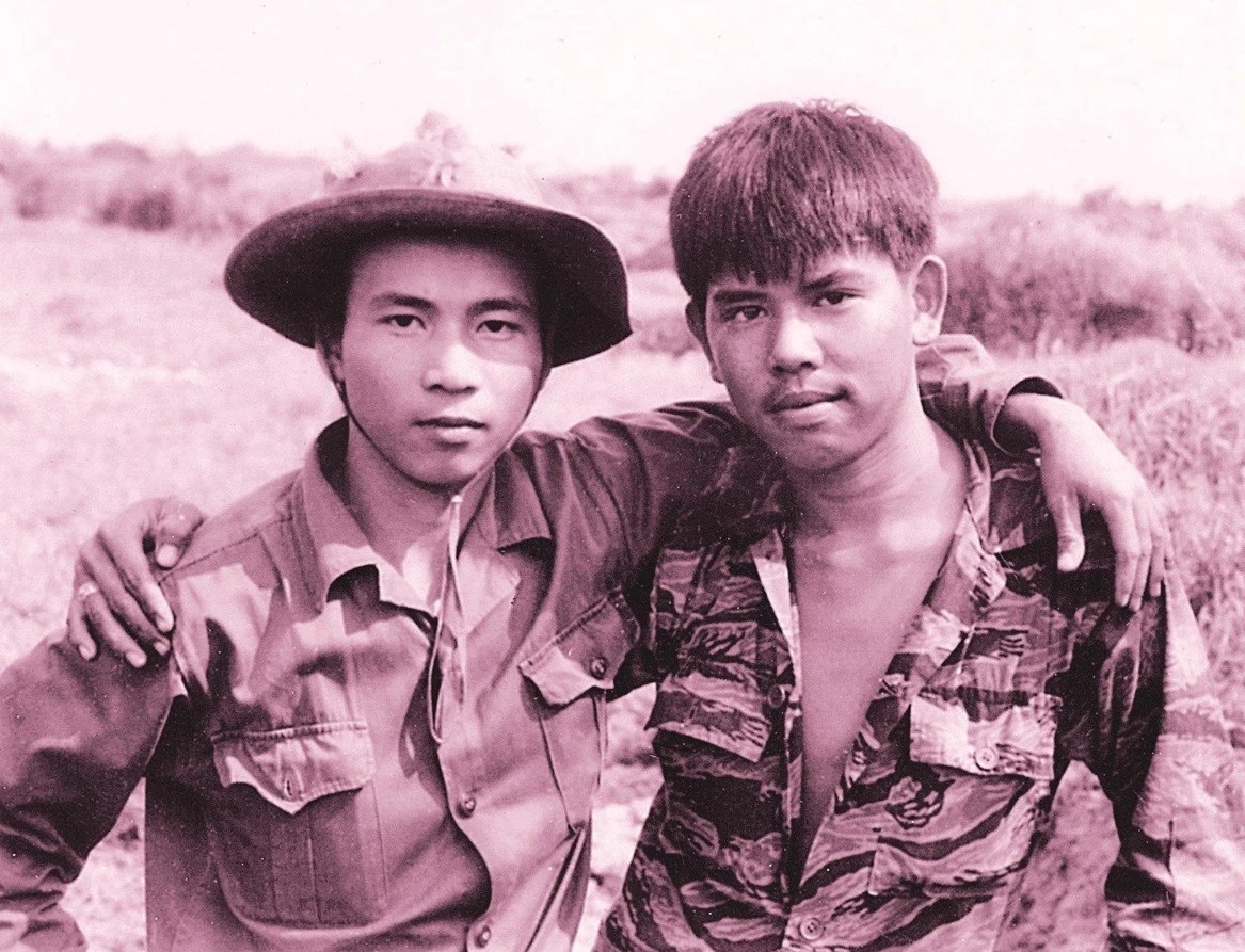Bức ảnh lịch sử mang tên Hai người lính của Nhà báo, NSNA Chu Chí Thành - Ảnh: Nhà báo, NSNA Chu Chí Thành