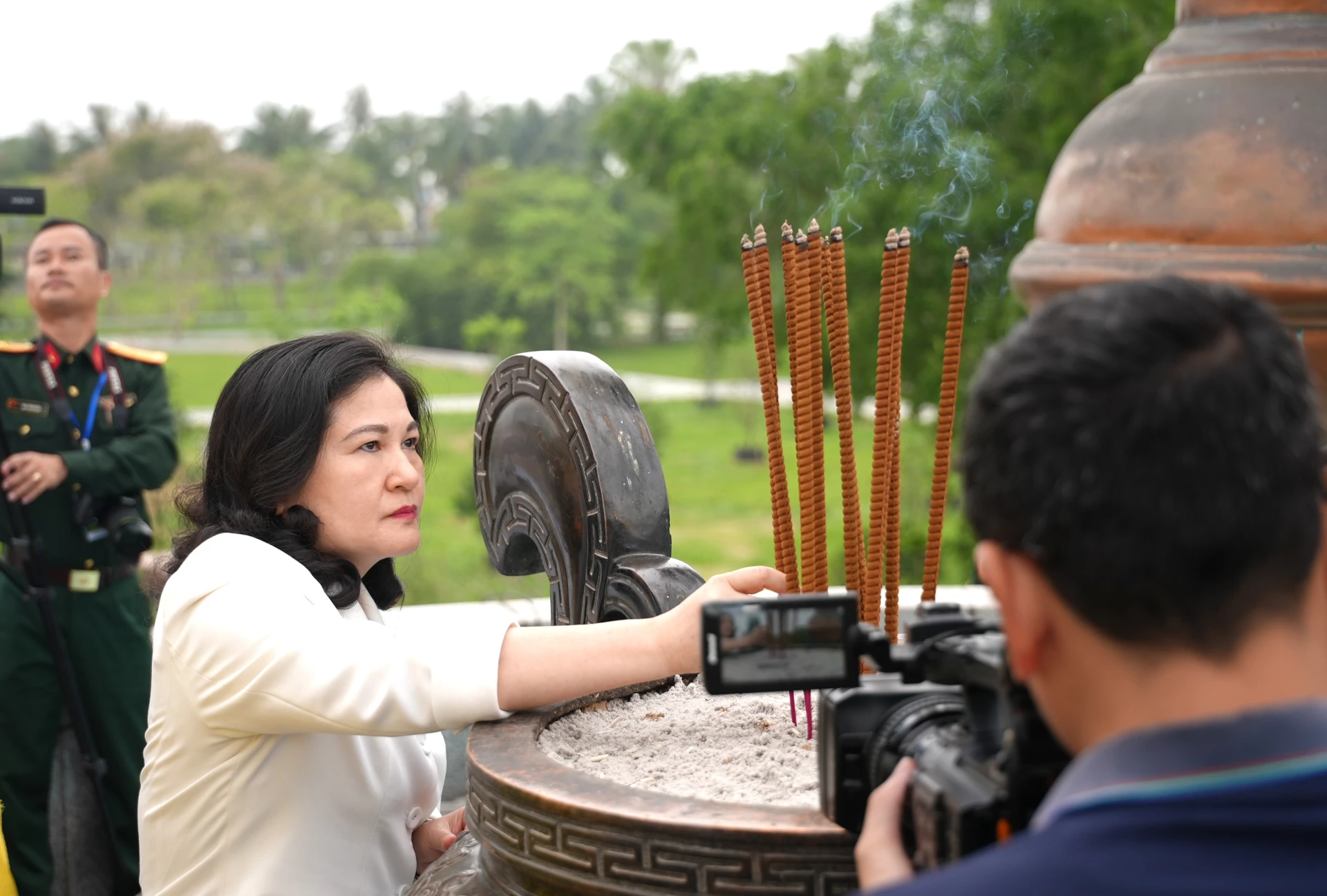 Thứ trưởng Bộ Nội vụ Nguyễn Thị Hà dâng hương tại Thành cổ Quảng Trị - Ảnh: T.Đ