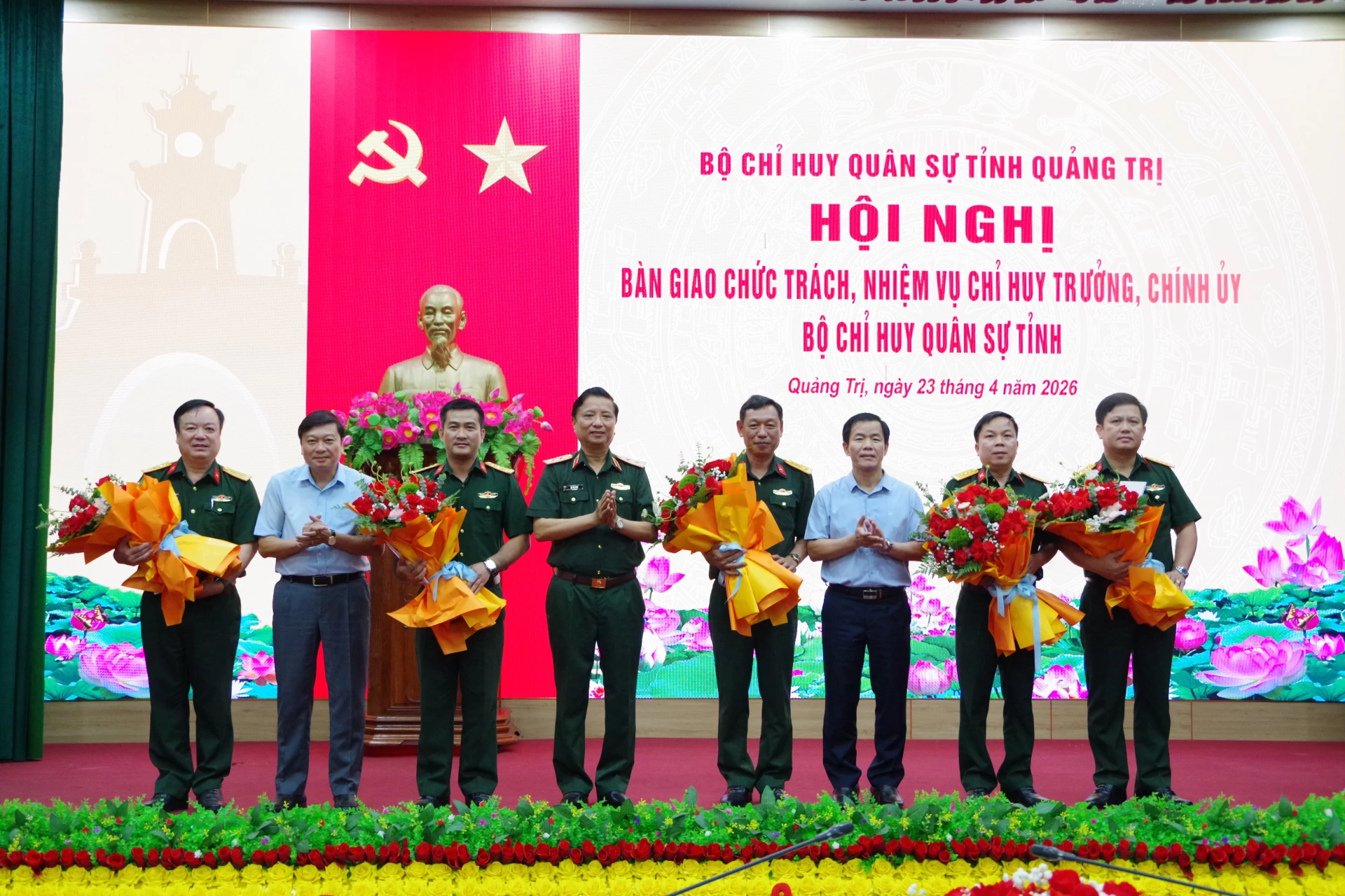 Trung tướng Hà Thọ Bình, Phó Bí thư Đảng uỷ, Tư lệnh Quân khu 4; đồng chí
Nguyễn Văn Phương, Ủy viên Ban Chấp hành Trung ương Đảng, Bí thư Tỉnh ủy, Bí thư Đảng
ủy Quân sự tỉnh và đồng chí Lê Hồng Vinh, Phó Bí thư Tỉnh uỷ, Chủ tịch UBND tỉnh tặng
hoa chúc mừng các đồng chí được bộ nhiệm và bổ nhiệm chức vụ - Ảnh: X.D
