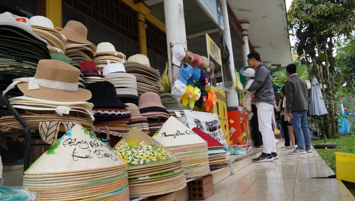 Sản phẩm lưu niệm và quà tặng cho khách du lịch: Thừa tiềm năng nhưng thiếu sản phẩm