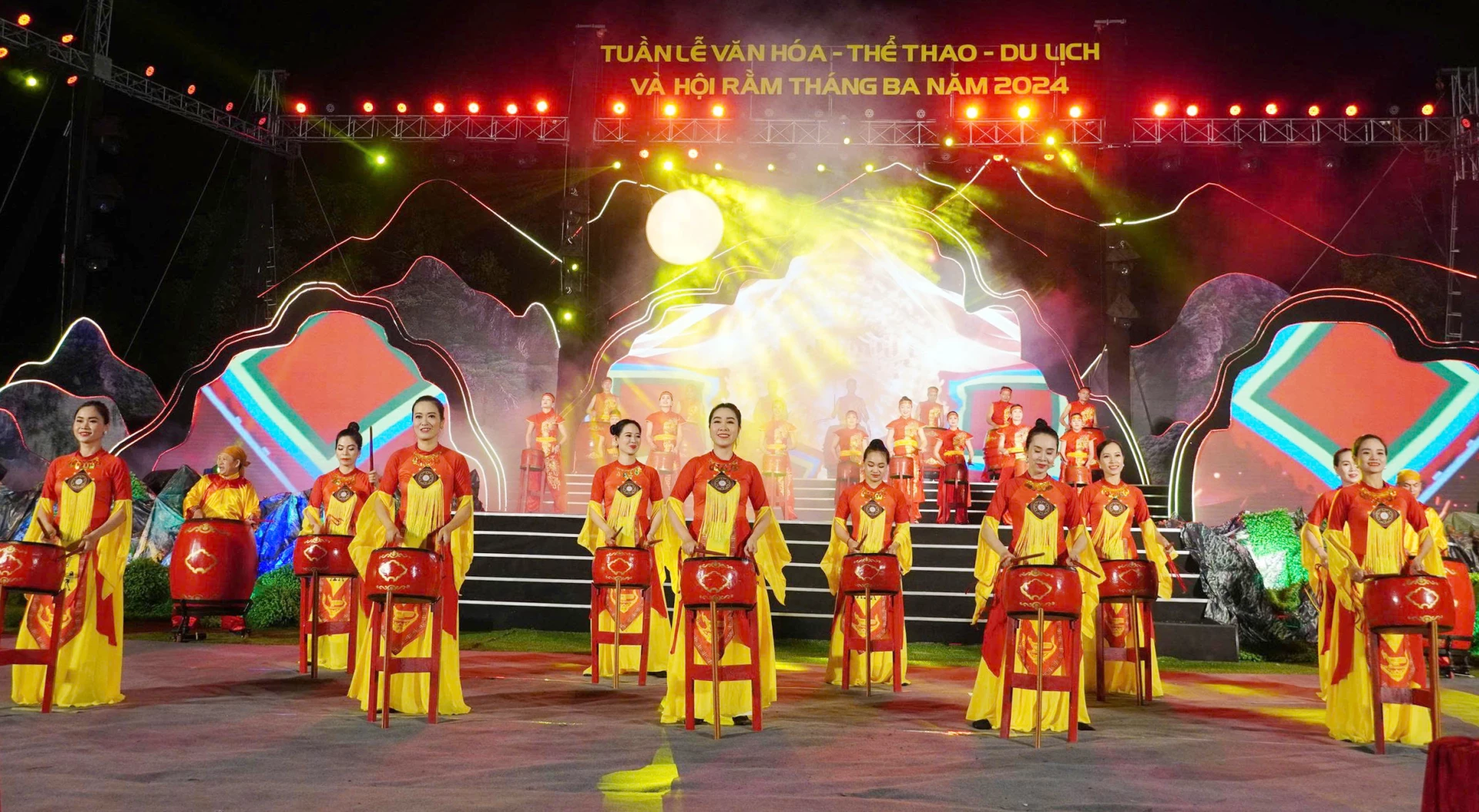 Một tiết mục biểu diễn tại sự kiện Tuần lễ Văn hóa-Thể thao-Du lịch và Hội Rằm tháng Ba Minh Hóa năm 2024 - Ảnh: X.P