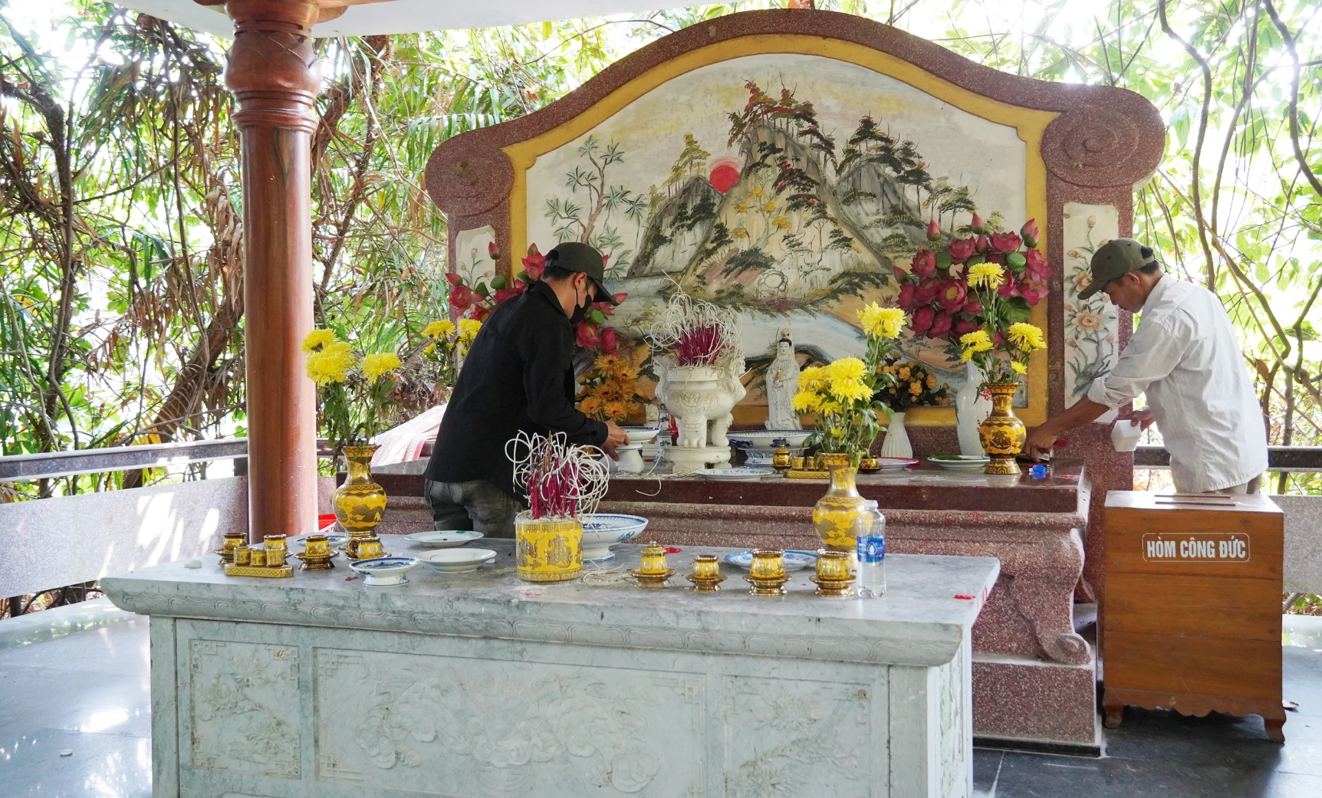 Không gian linh thiêng tại Thác Bụt được vệ sinh sạch sẽ - Ảnh: C.H