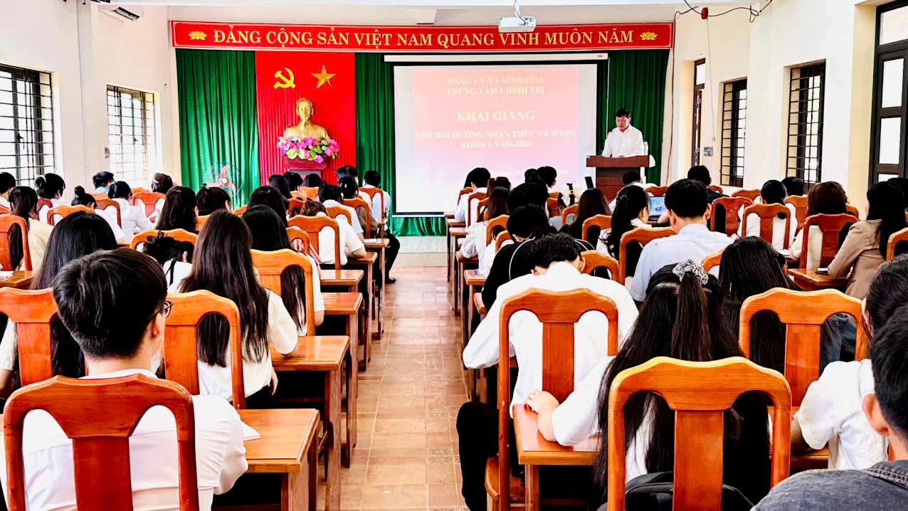 Trung tâm Chính trị xã Minh Hóa khai giảng khóa bồi dưỡng nhận thức về Đảng khóa 1 năm 2026 cho quần chúng ưu tú - Ảnh: C.H