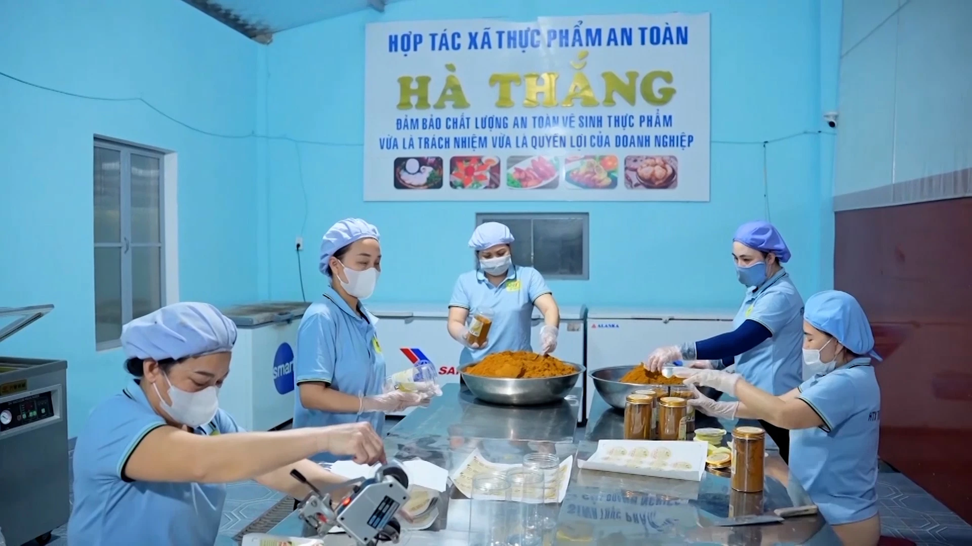 Từ khi bán hàng trên các nền tảng số, sản phẩm của Hợp tác xã Sản xuất kinh doanh thực phẩm an toàn Hà Thắng (xã Trường Ninh) đã tiếp cận được với nhiều đối tượng khách hàng hơn - Ảnh: D.H