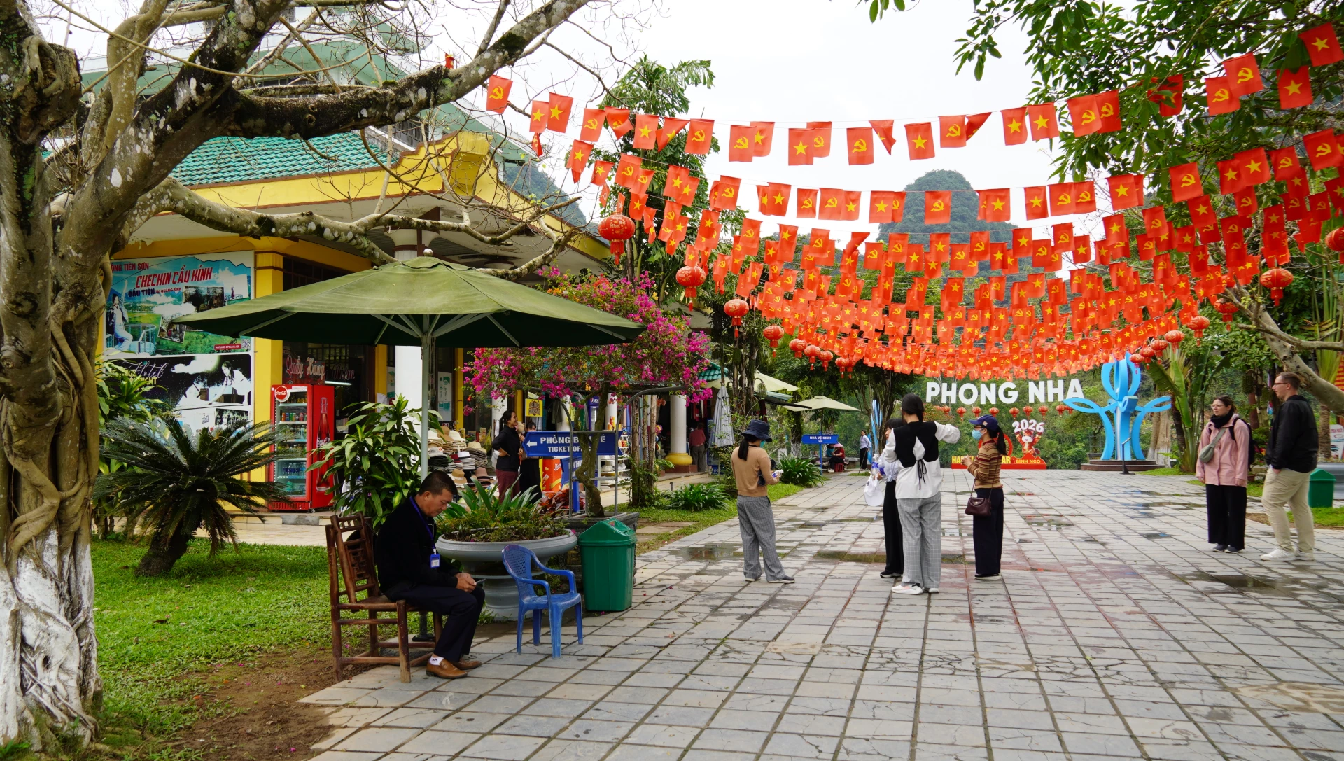 Các điểm đến du lịch trên địa bàn tỉnh thiếu sản phẩm lưu niệm và quà tặng cho du khách - Ảnh: C.H