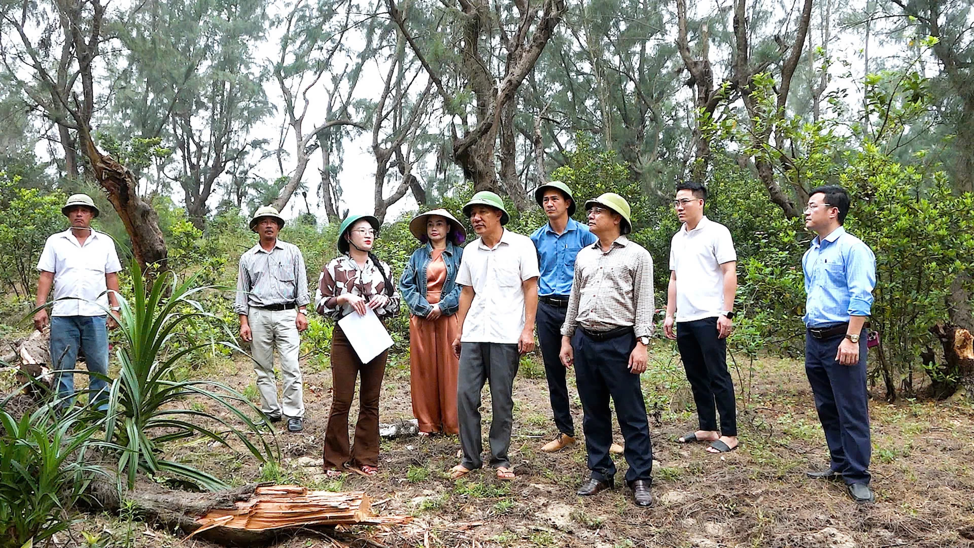 Cán bộ phường Bắc Gianh và lực lượng liên quan kiểm tra thực địa và chỉ đạo hoạt động khai thác tận thu - Ảnh: N.M