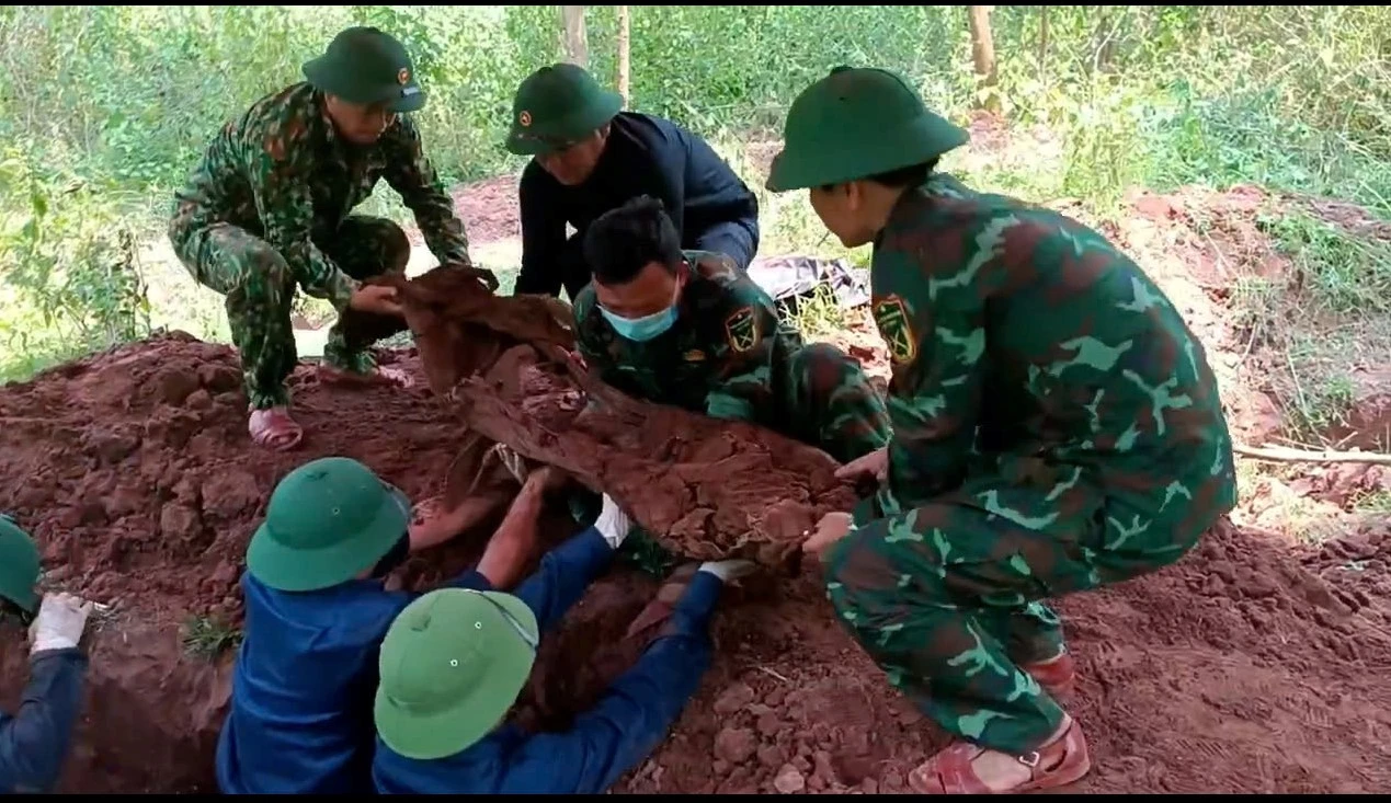 Đội quy tập 589 tổ chức khảo sát, xác minh và quy tập được 2 hài cốt liệt sĩ tại khu vực bản Bãi Dinh, xã Dân Hóa, tỉnh Quảng Trị.