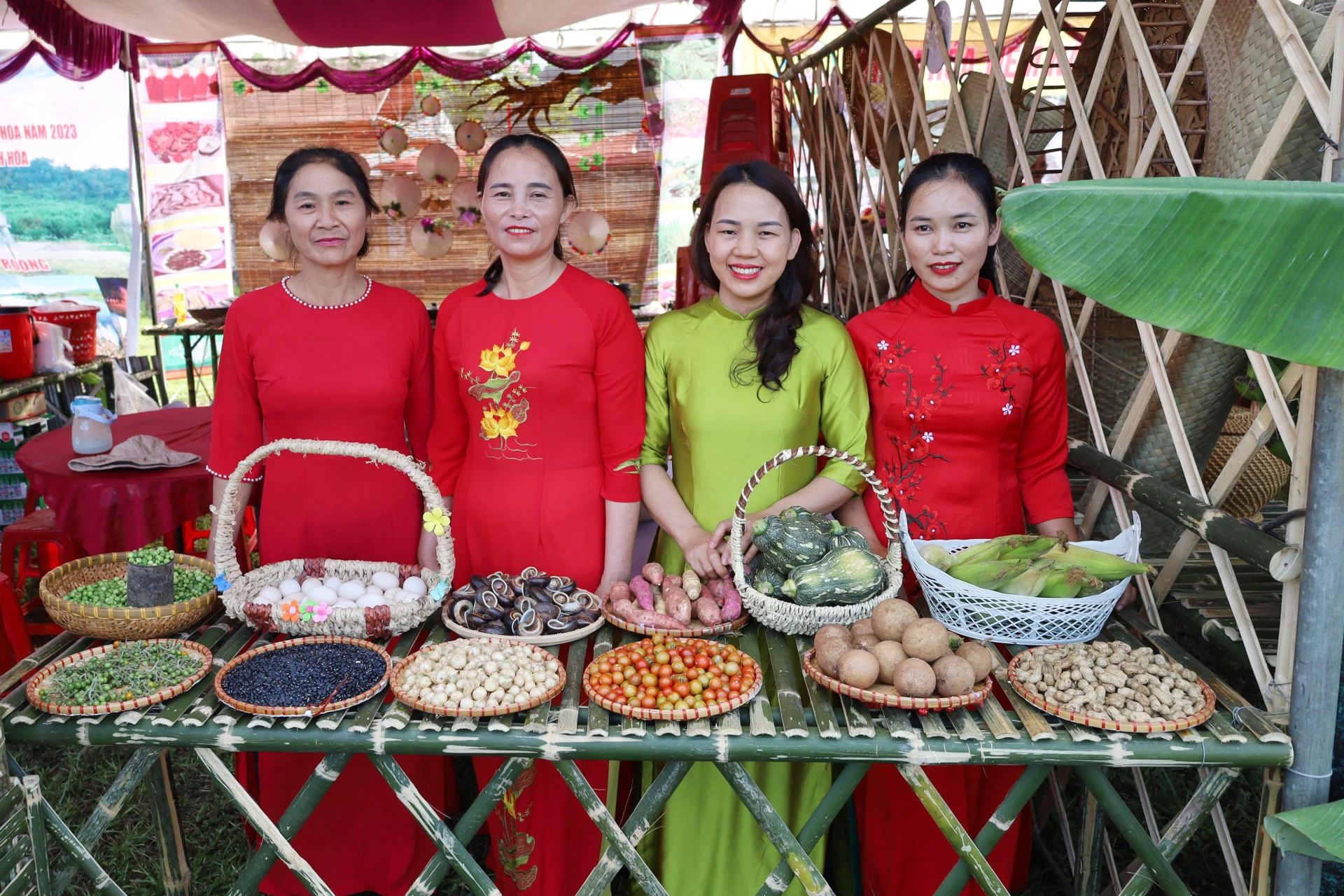 Nhiều sản vật đặc trưng của địa phương được bày bán giới thiệu tại Chợ Rằm tháng Ba Minh Hóa - Ảnh: V.M