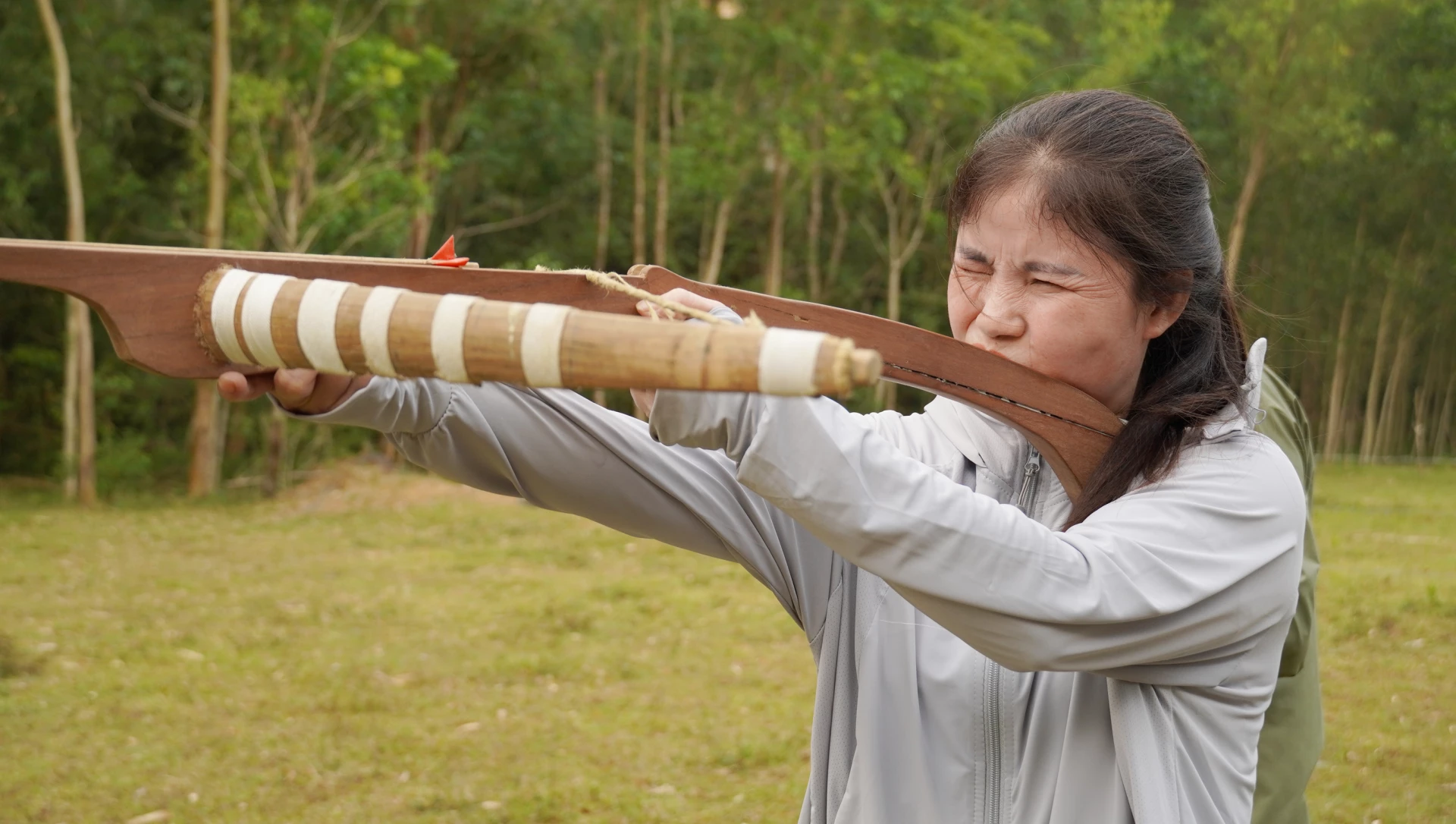 Nữ xạ thủ bắn nỏ tập luyện chuẩn bị thi đấu - Ảnh: C.H