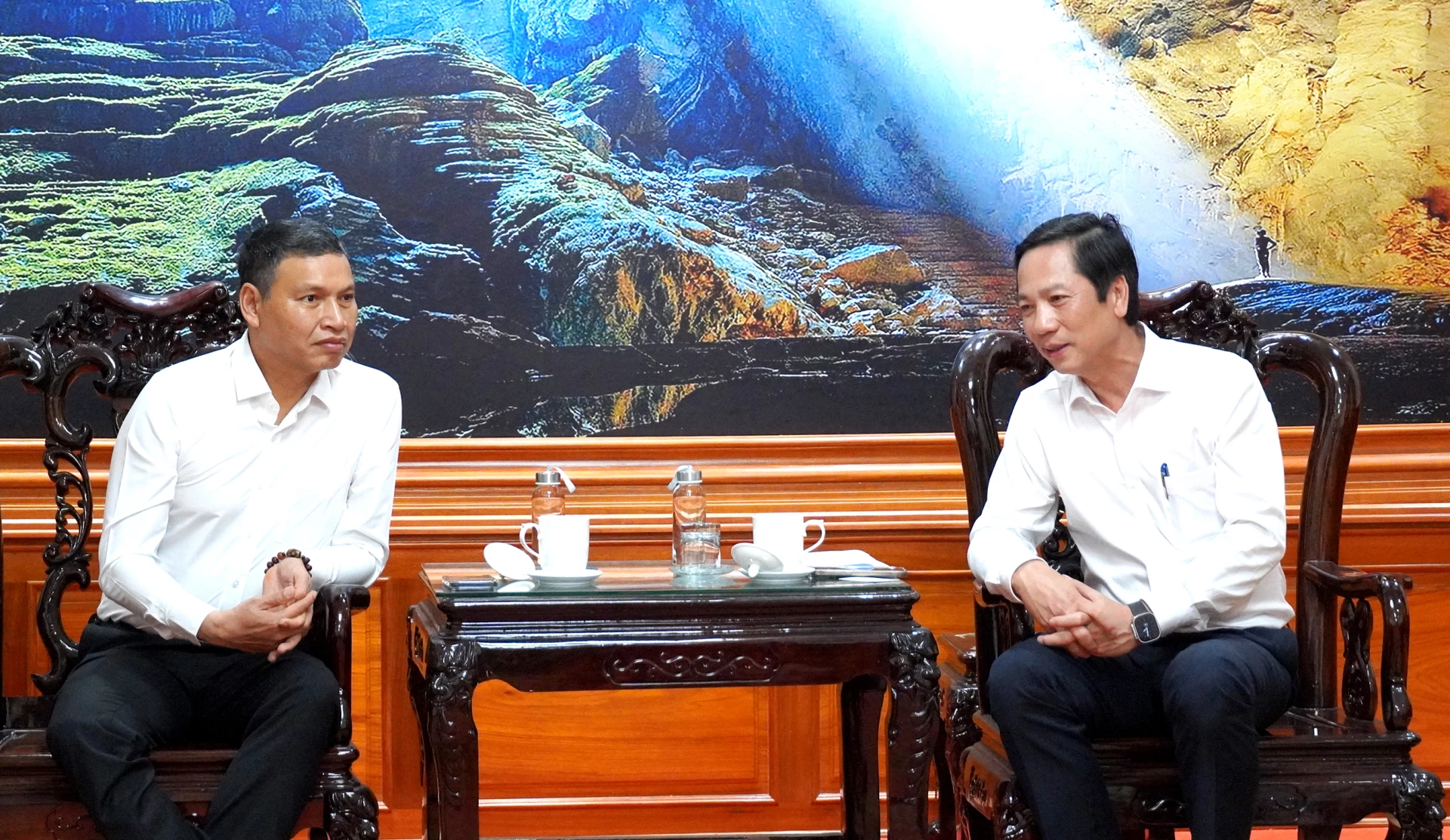 Đồng chí Hoàng Nam, Phó Chủ tịch Thường trực UBND tỉnh và đồng chí Hồ Kỳ Minh, Phó Chủ tịch Thường trực UBND TP. Đà Nẵng trao đổi tại buổi làm việc - Ảnh: C.H