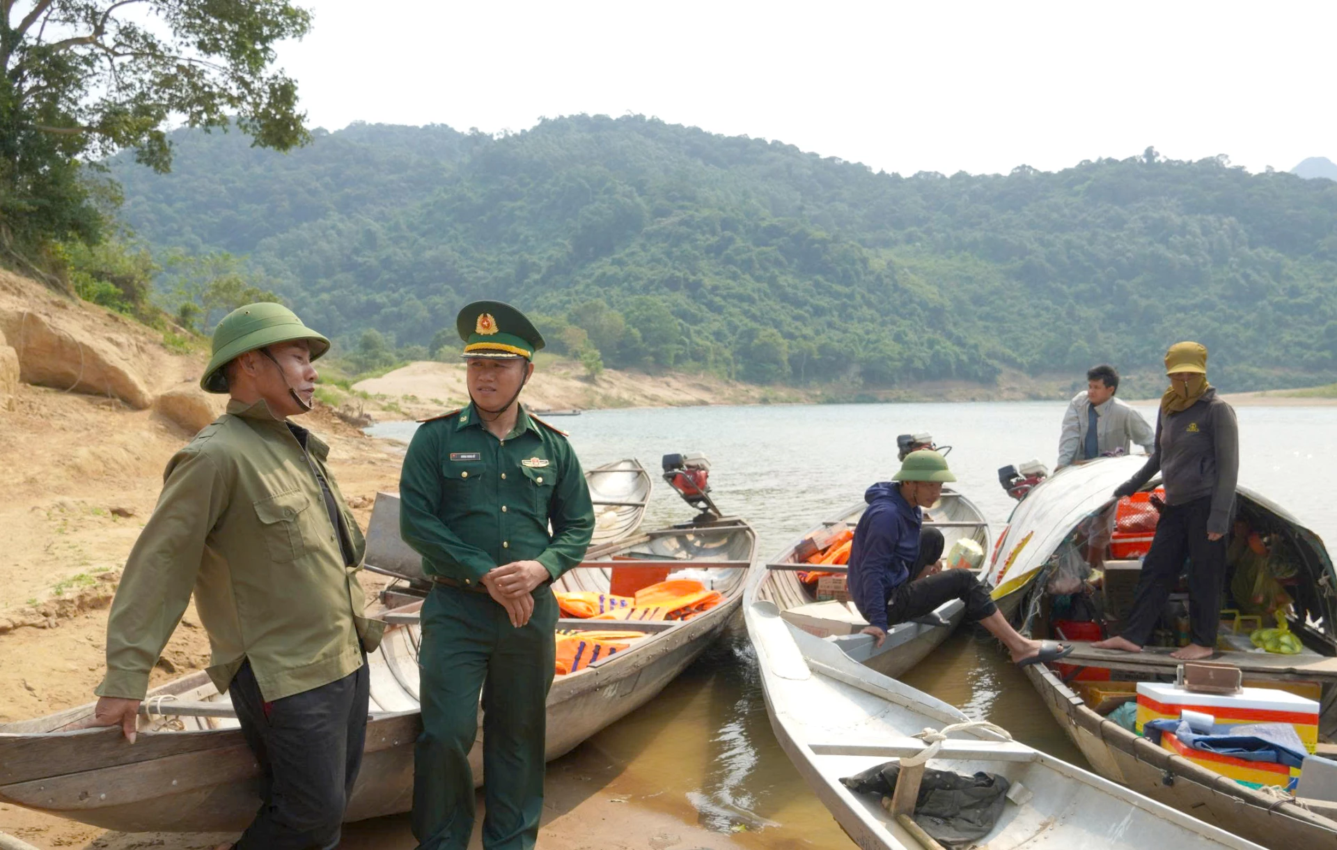 Cán bộ Đồn Biên phòng Làng Mô tuyên truyền, phổ biến giáo dục pháp luật cho người dân trên địa bàn - Ảnh: X.V