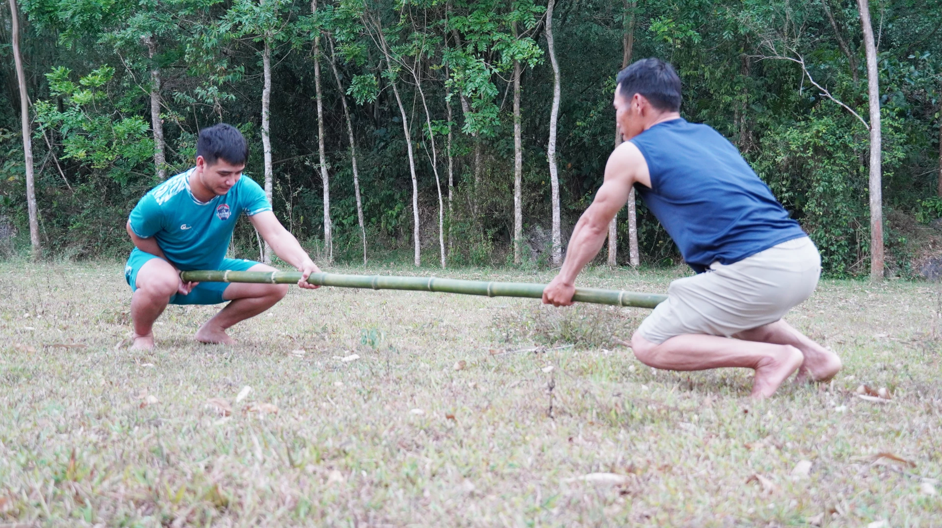 Các vận động viên tập luyện đẩy gậy - Ảnh: C.H