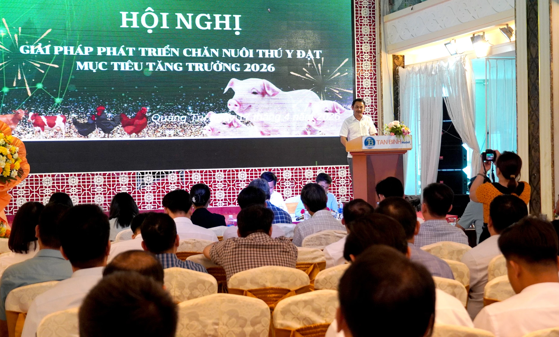 Đại biểu tham luận - Ảnh: C.H